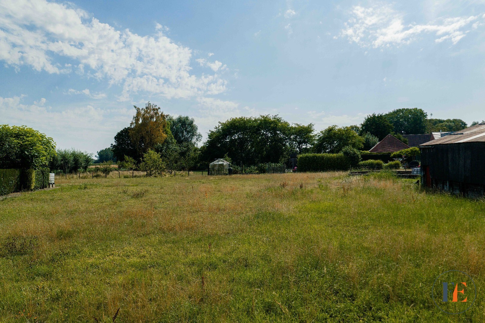 Bouwgrond op prachtige locatie. Zuid gericht/18 meter breed 