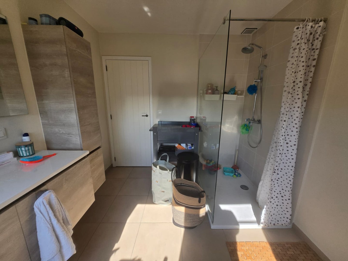 Ruime en recente halfopen bebouwing met 3 slaapkamers, carport en ruime tuin 