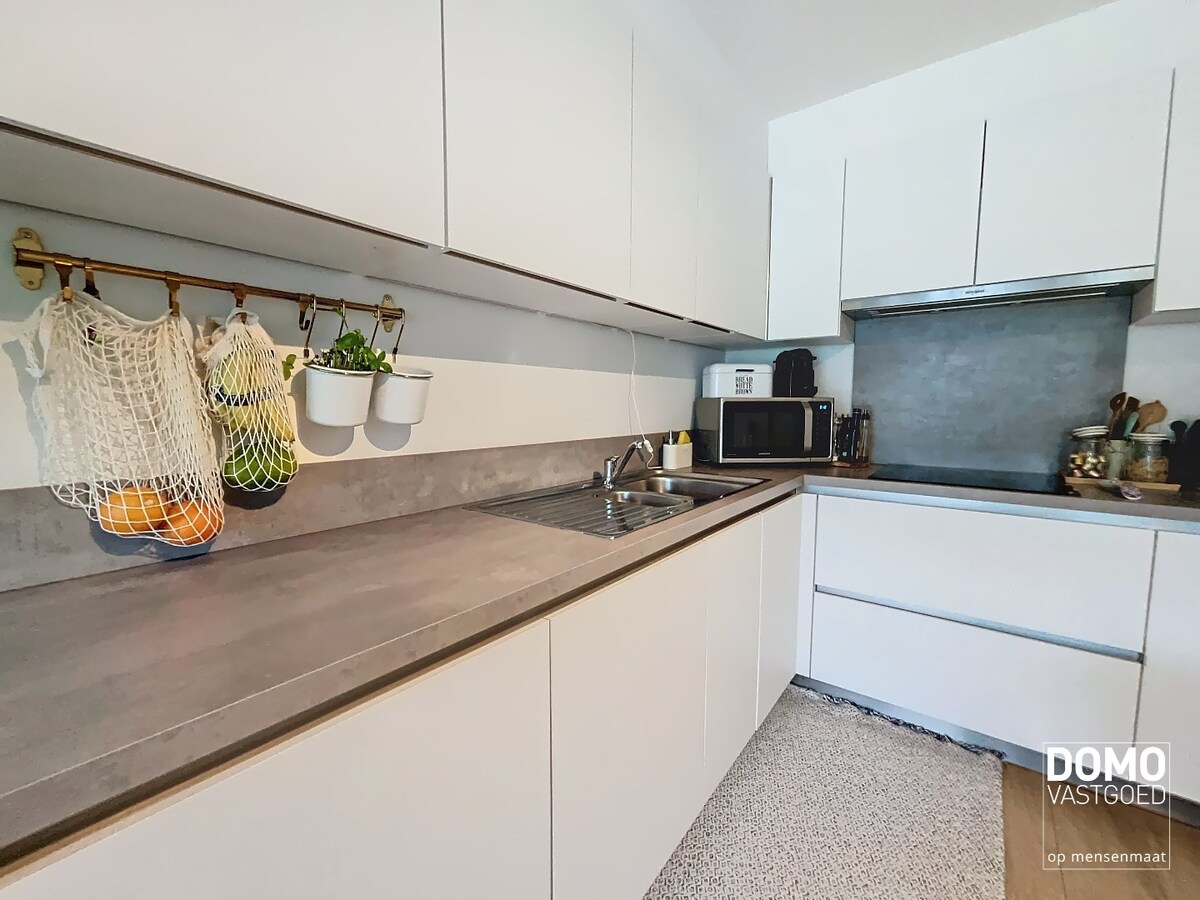 GELIJKVLOERS 1 SLAAPKAMER APPARTEMENT MET TUIN TE KERMT 