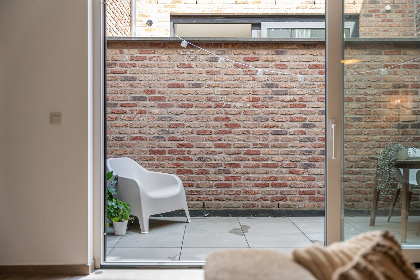 Recent, hoogwaardig afgewerkt gelijkvloers appartement, met terras en inpandige garage, in het centrum van Maaseik! 