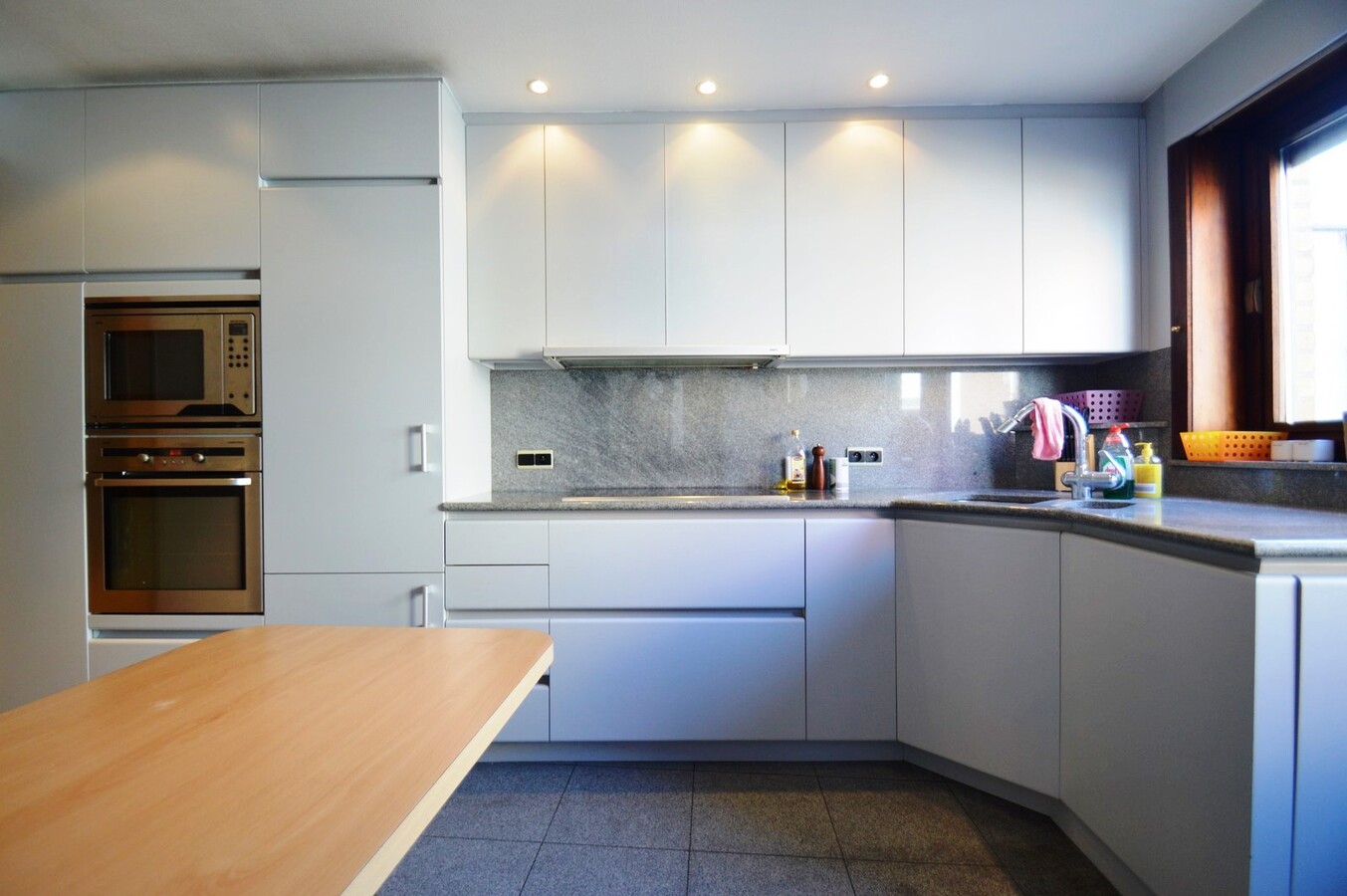 Volumineuze, lichtrijke bel-étage nabij het strand - Heist 