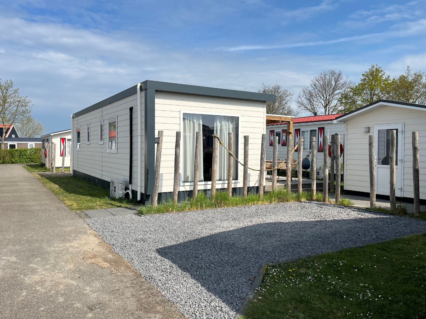 Ontsnap aan de dagelijkse hectiek en geniet van een welverdiende vakantie in deze charmante chalet (nr. 245), te koop aangeboden op park Duinzicht in Koudekerke! 