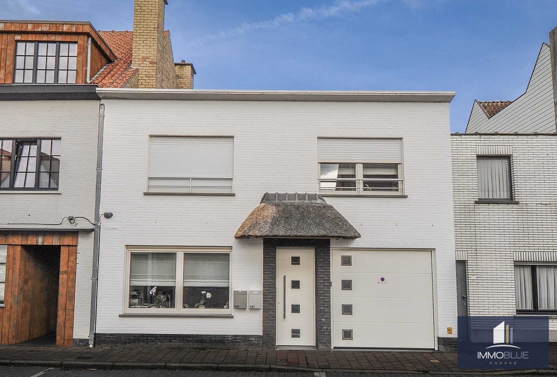 Grande maison avec de grandes terrasses et un garage attenant, située près de la rue Keuvelhoek. 