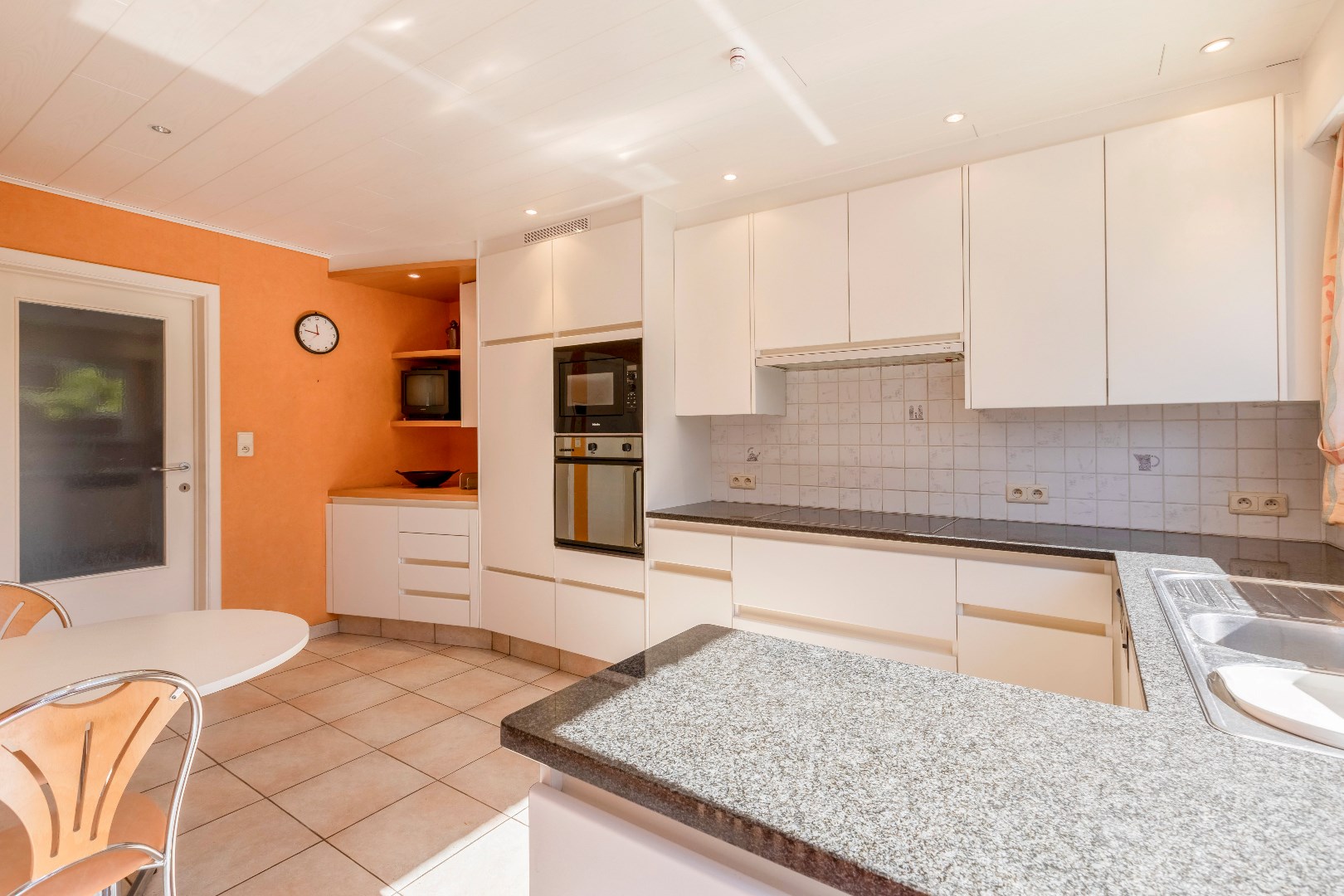 VERKOCHT - Ruime half open bebouwing met garage te Merelbeke 