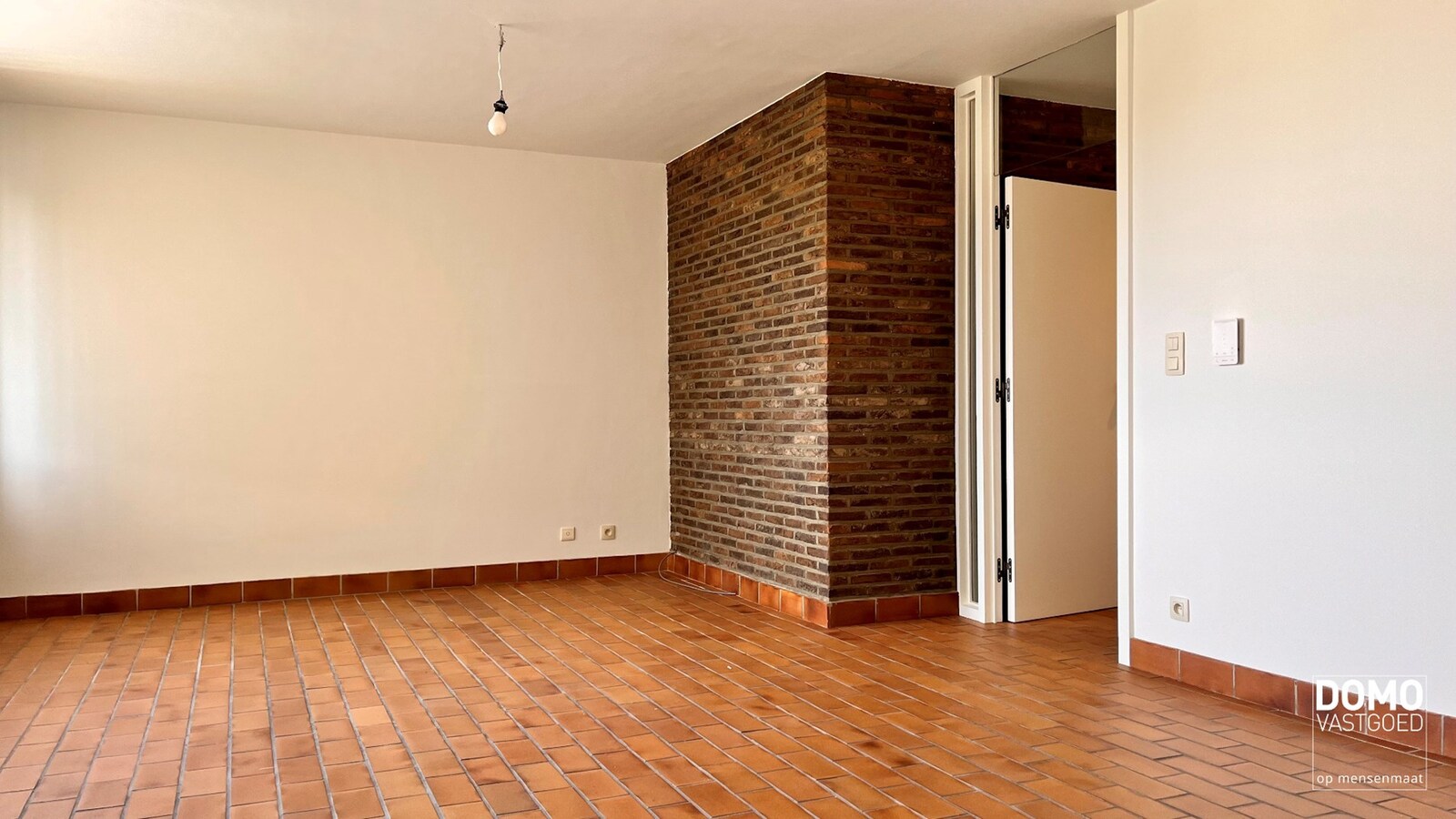 Instapklaar twee-slaapkamer appartement gelegen in het centrum van Kermt. 