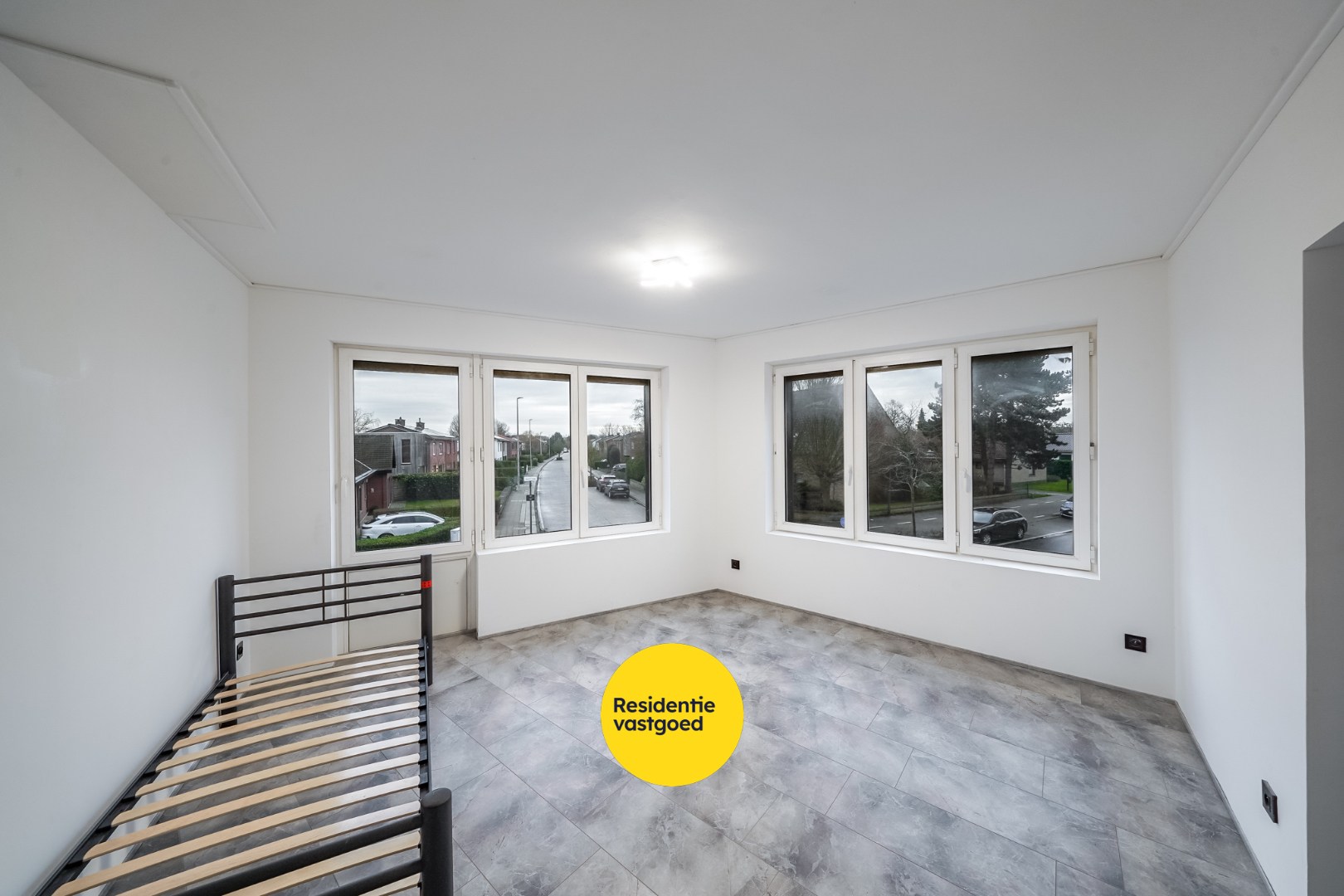 Recent gerenoveerde hoekwoning met garage, koer én dakterras in Stene 