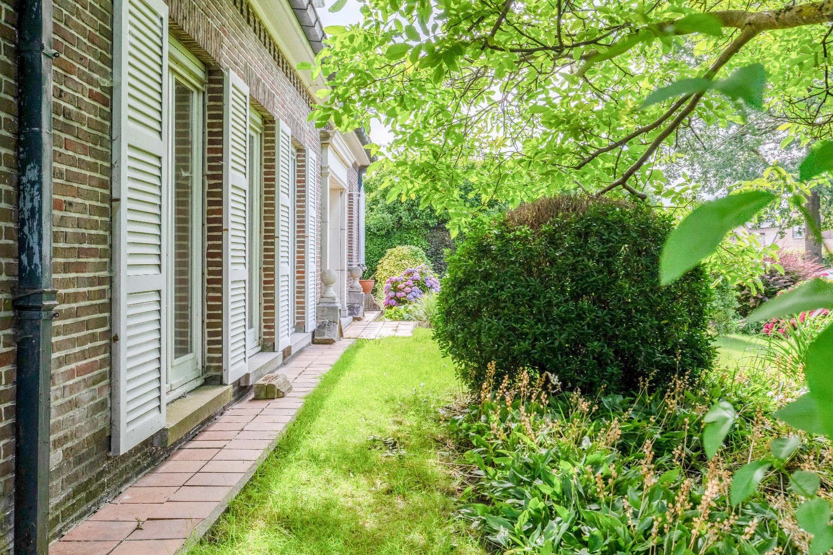 Ruime villa met 5 slp + dubbele garage en grote loods (104m²) 