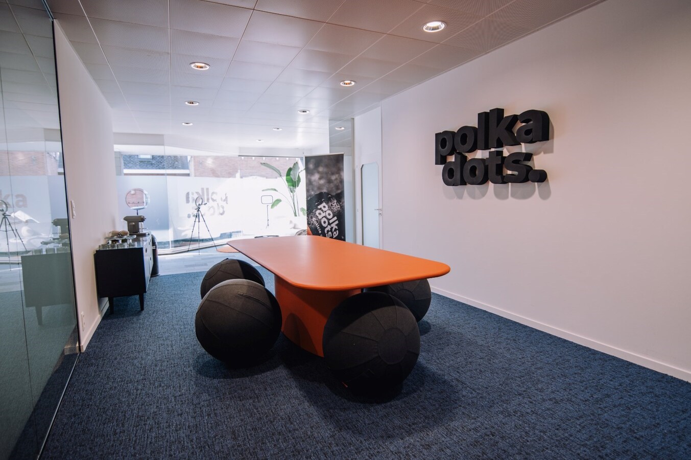 Ruim commercieel pand met parking. Uitstekende ligging nabij station en ziekenhuis. 