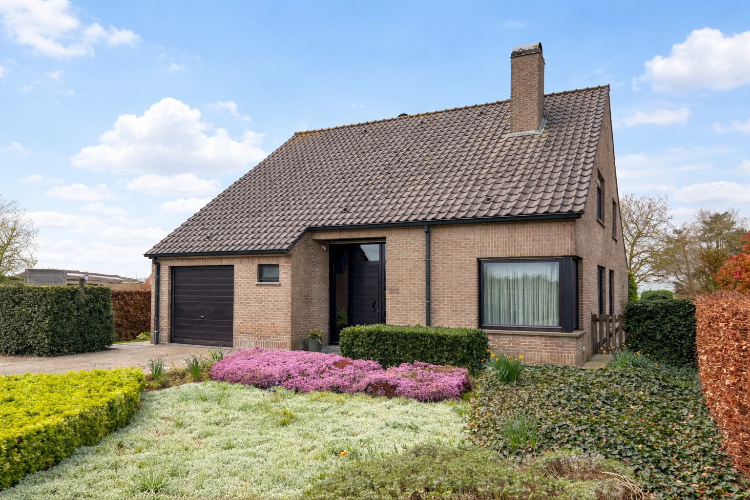 Villa op groot perceel met open zicht: 4 slaapkamers, 2 badkamers, grote tuin, topper te Torhout! 