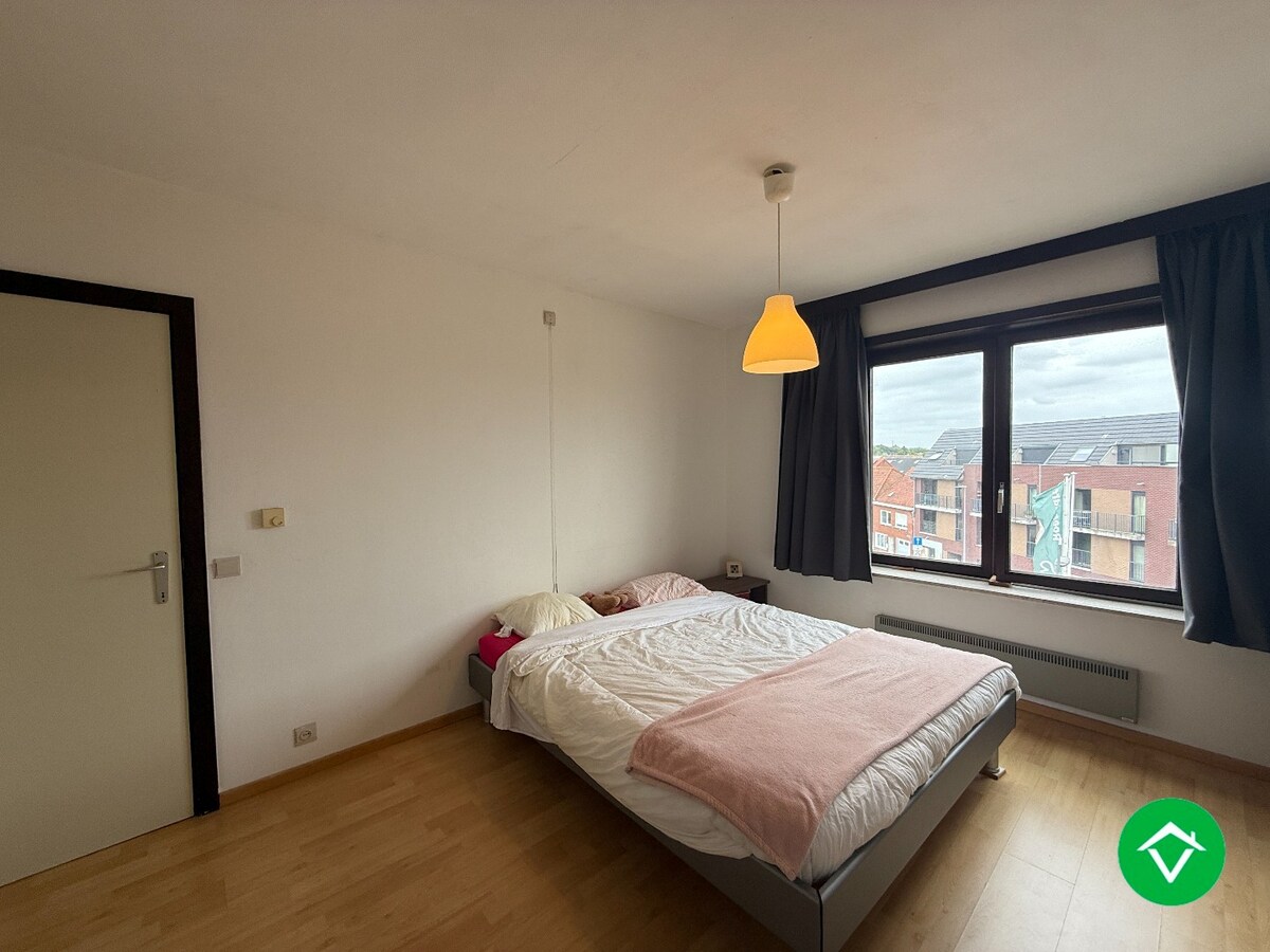 Appartement met twee slaapkamers, terras en autostaanplaats te Roeselare 