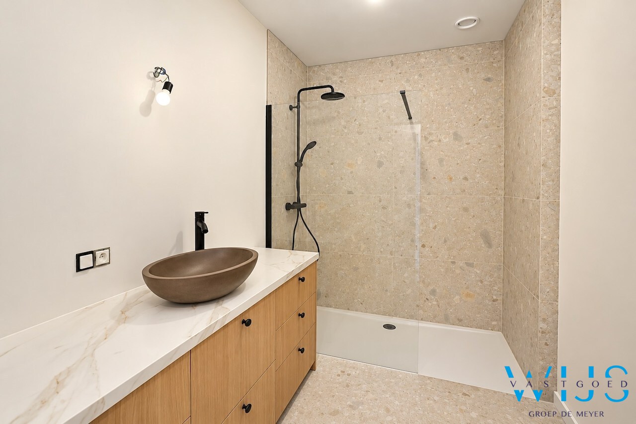 High-end gelijkvloers appartement met tuin te Lembeke ! 
