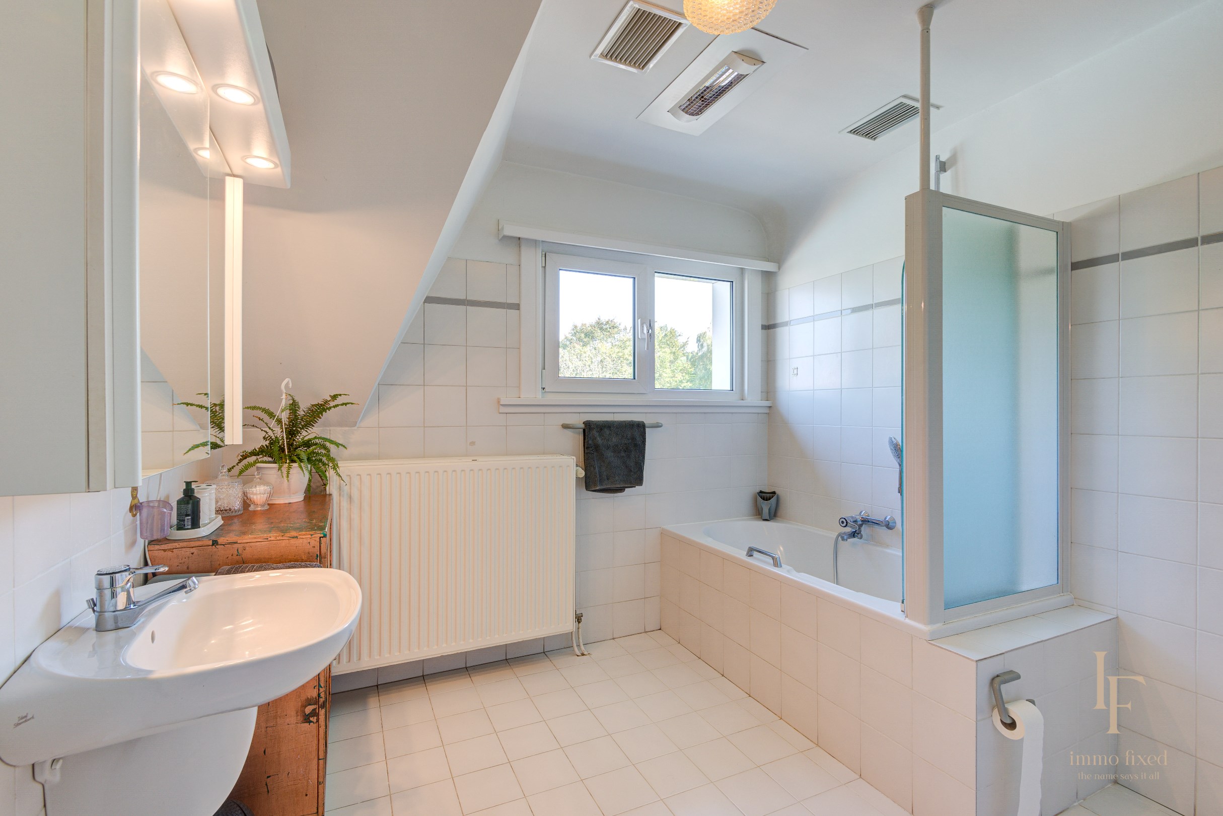 Villa met magazijn, garagebox en 12+ parkeerplaatsen te Kontich! 