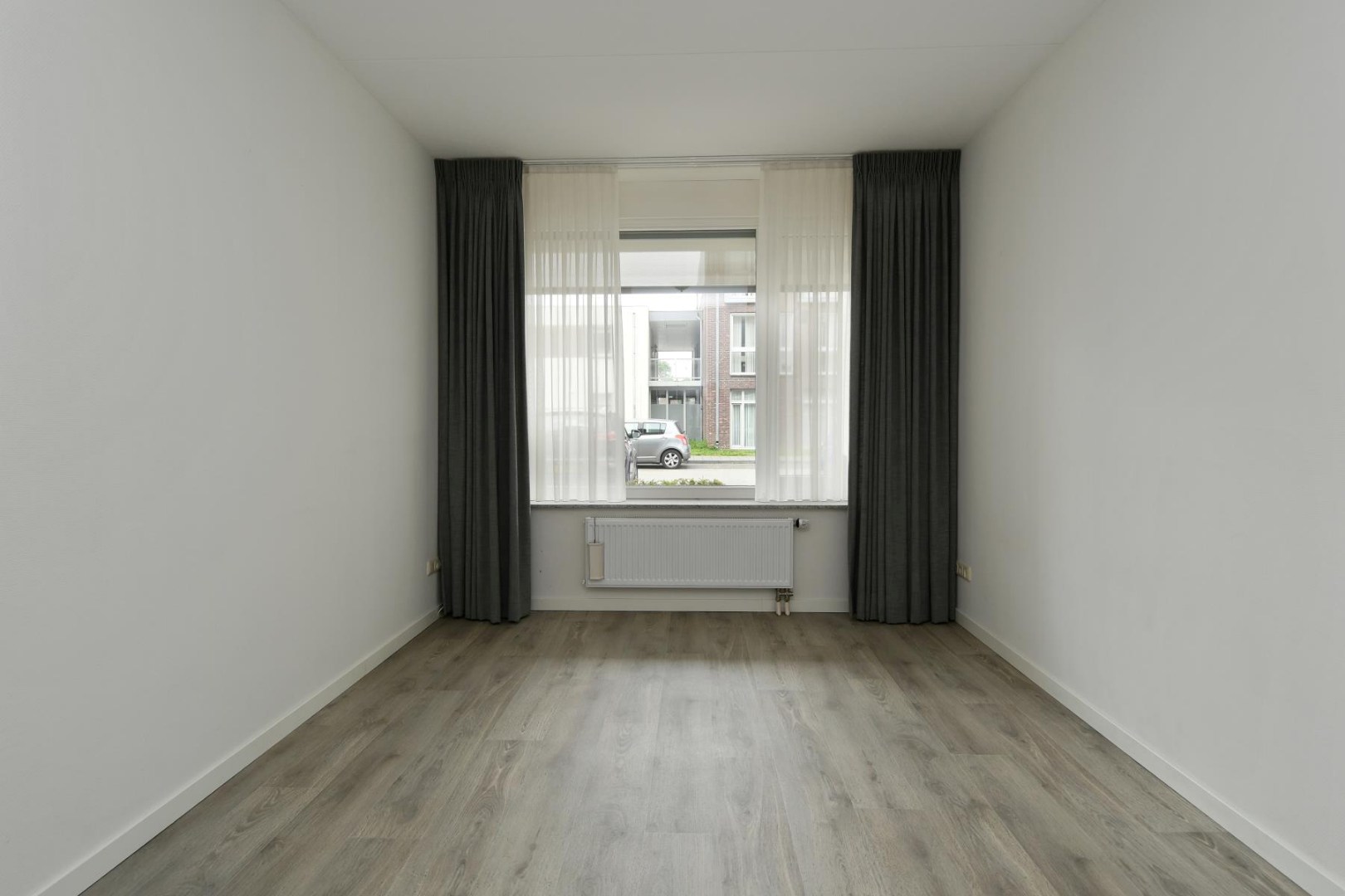 Goed onderhouden appartement op de begane grond met twee slaapkamers, terras, aparte berging en eigen parkeerplaats gelegen nabij het centrum van Kessel. 