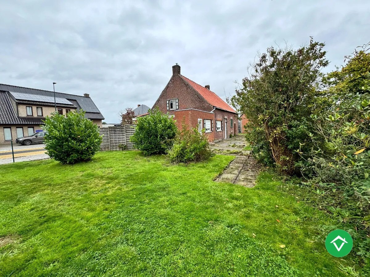 Te renoveren woning met 3  slaapkamers en bijhorend stuk grond te Koekelare 