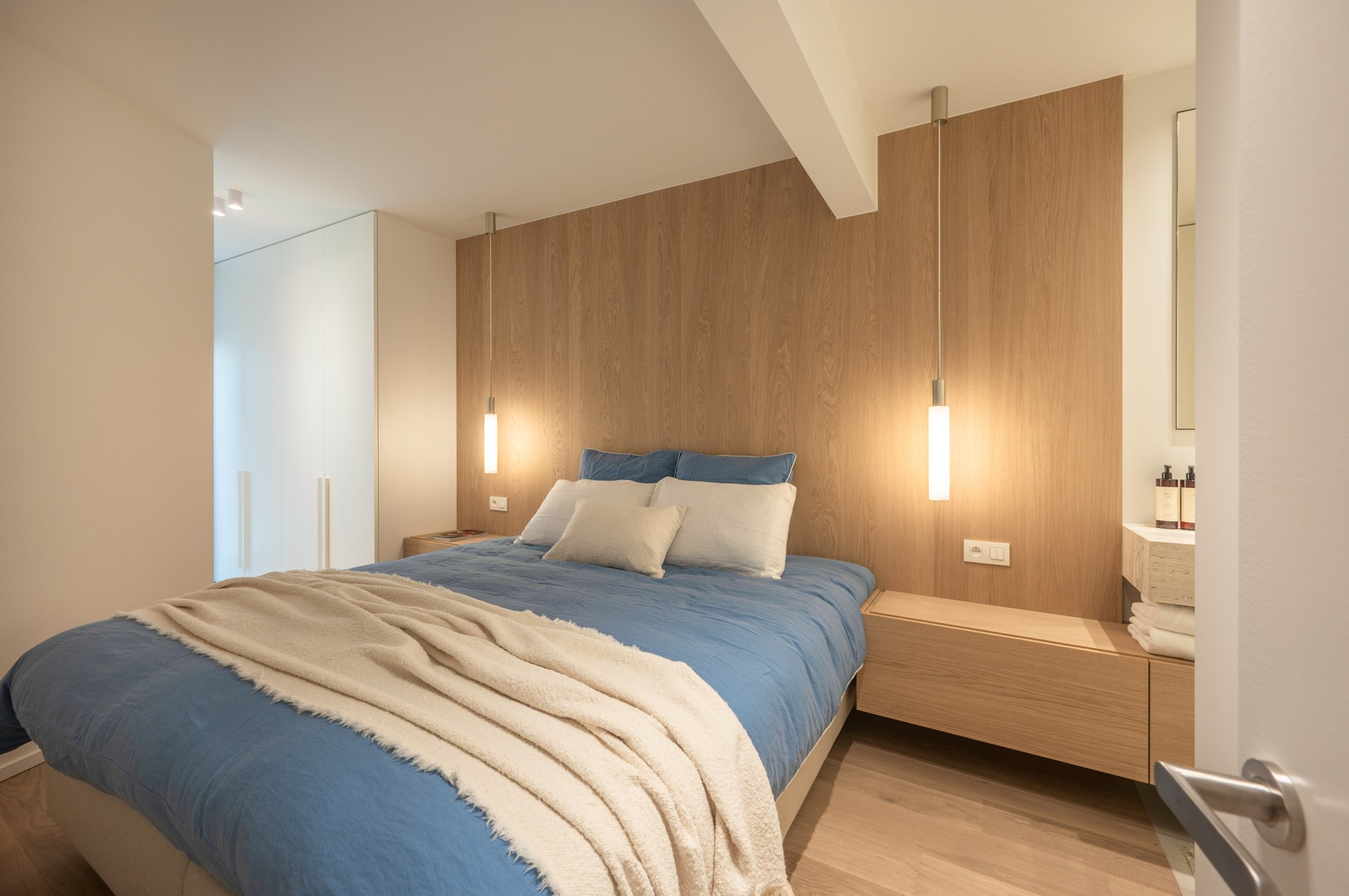 Appartement rénové de haut standing situé du côté ouest avec vue latérale sur la mer. 
