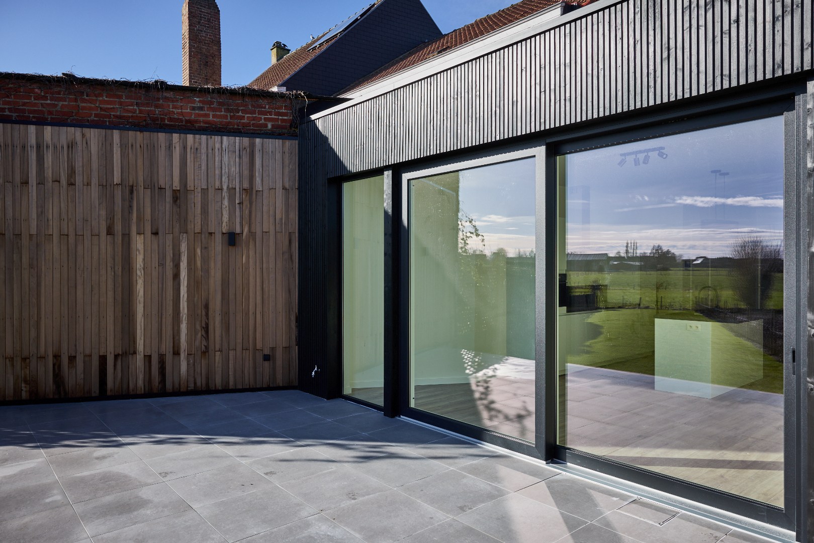 Volledig gerenoveerde centrumwoning in het hartje van Sint-Lodewijk op 442 m²! 