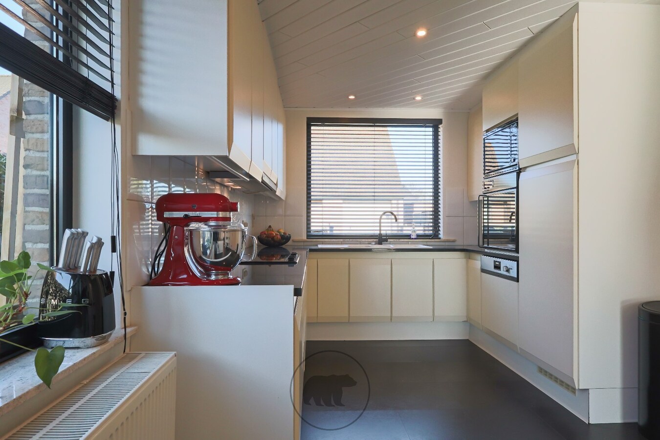 Instapklare en voortreffelijke gezinswoning, zuidgerichte tuin en 4 garageboxen 