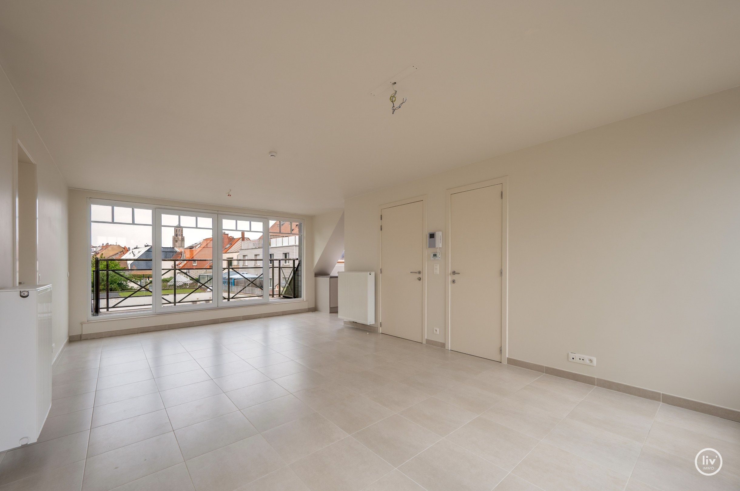 Appartement penthouse récemment rénové, situé au calme près du marché aux légumes. 