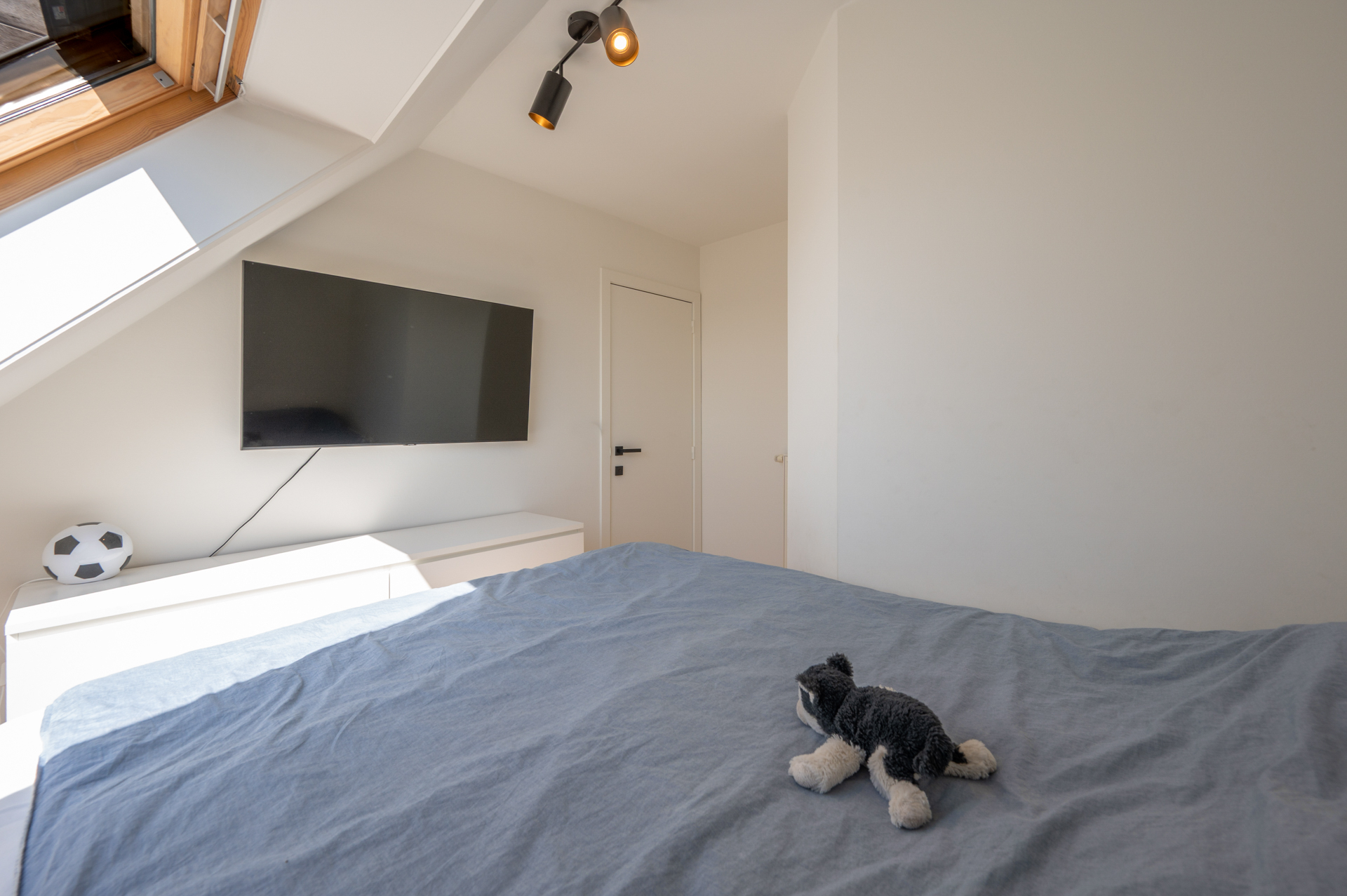 Exclusif duplex penthouse avec 3 chambres et terrasse ensoleillée, situé dans un emplacement de choix près de la place Rubens et de la mer. 