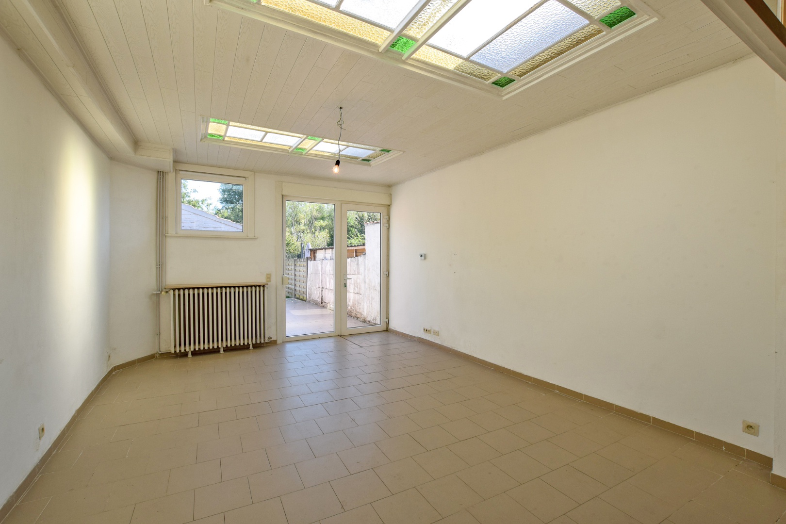 Instapklare rijwoning op 302m² te Roesbrugge. 