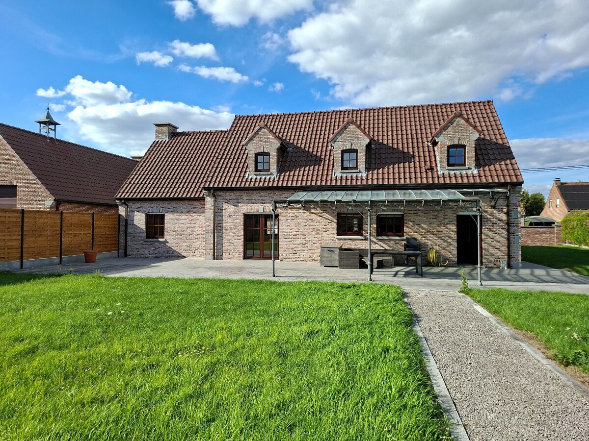 Vaste villa avec grand jardin et garage. 