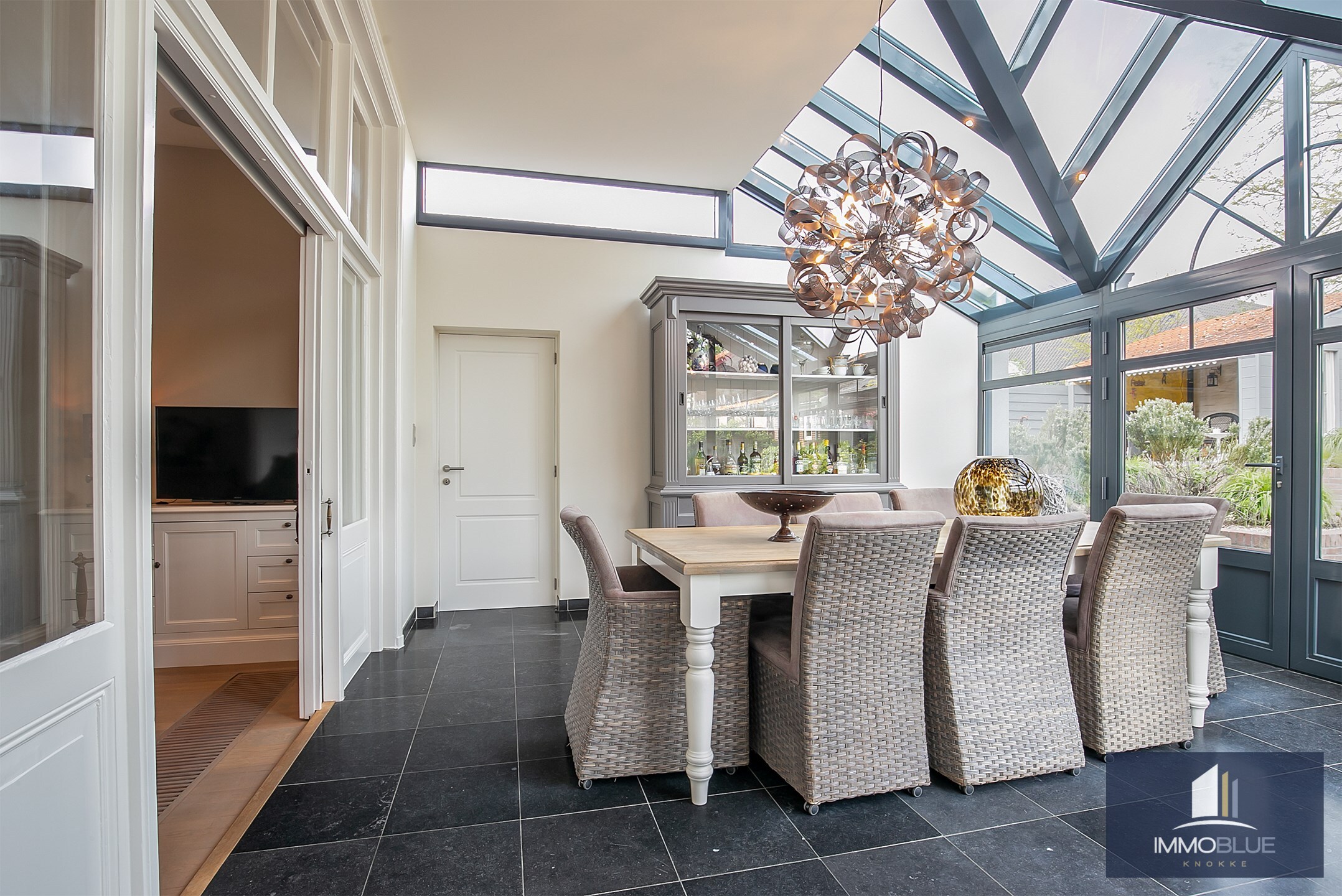 Maison de maître exclusive et élégante avec de grands espaces de vie. 