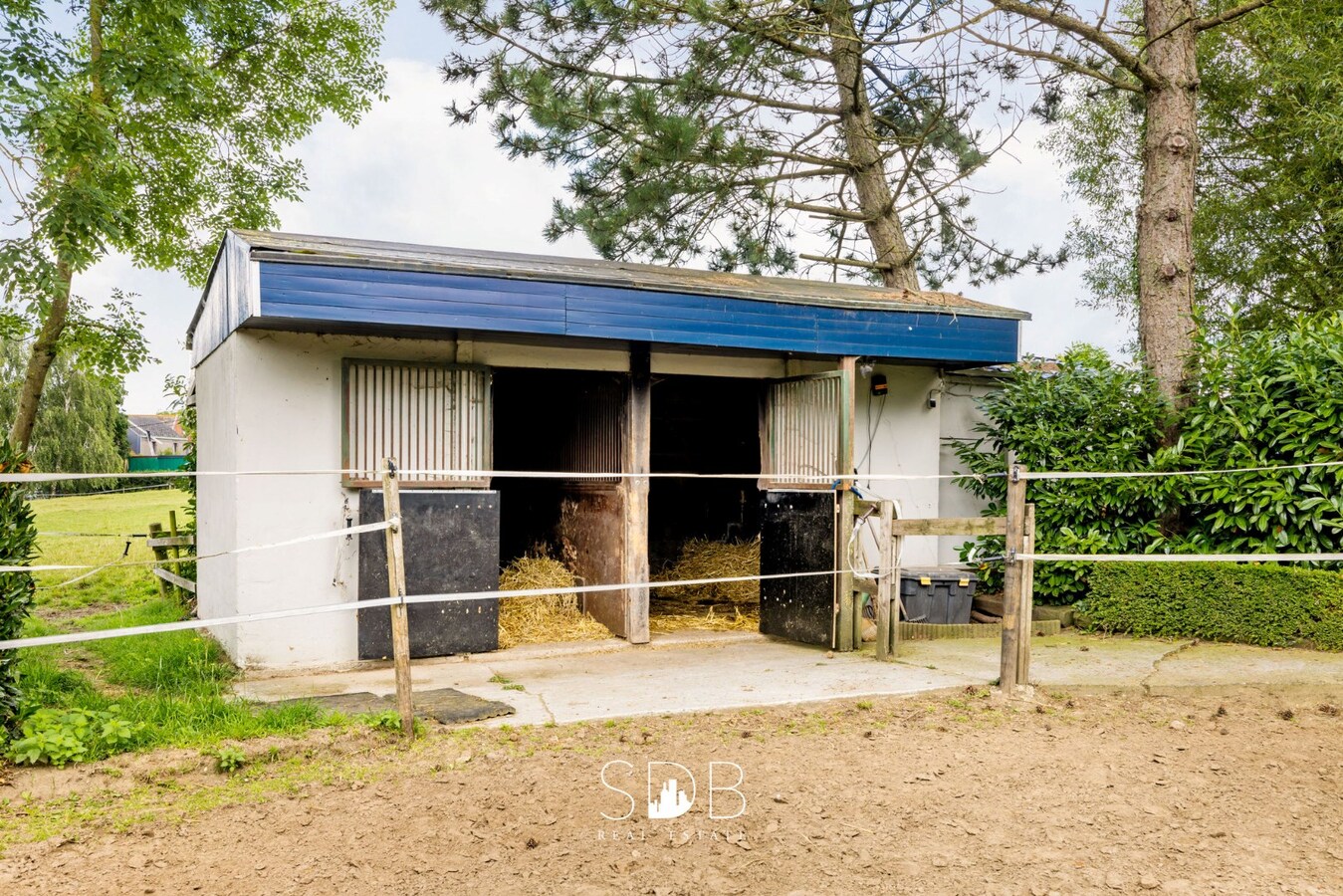 Hedendaagse woning met hippisch complex op circa 2hectare 