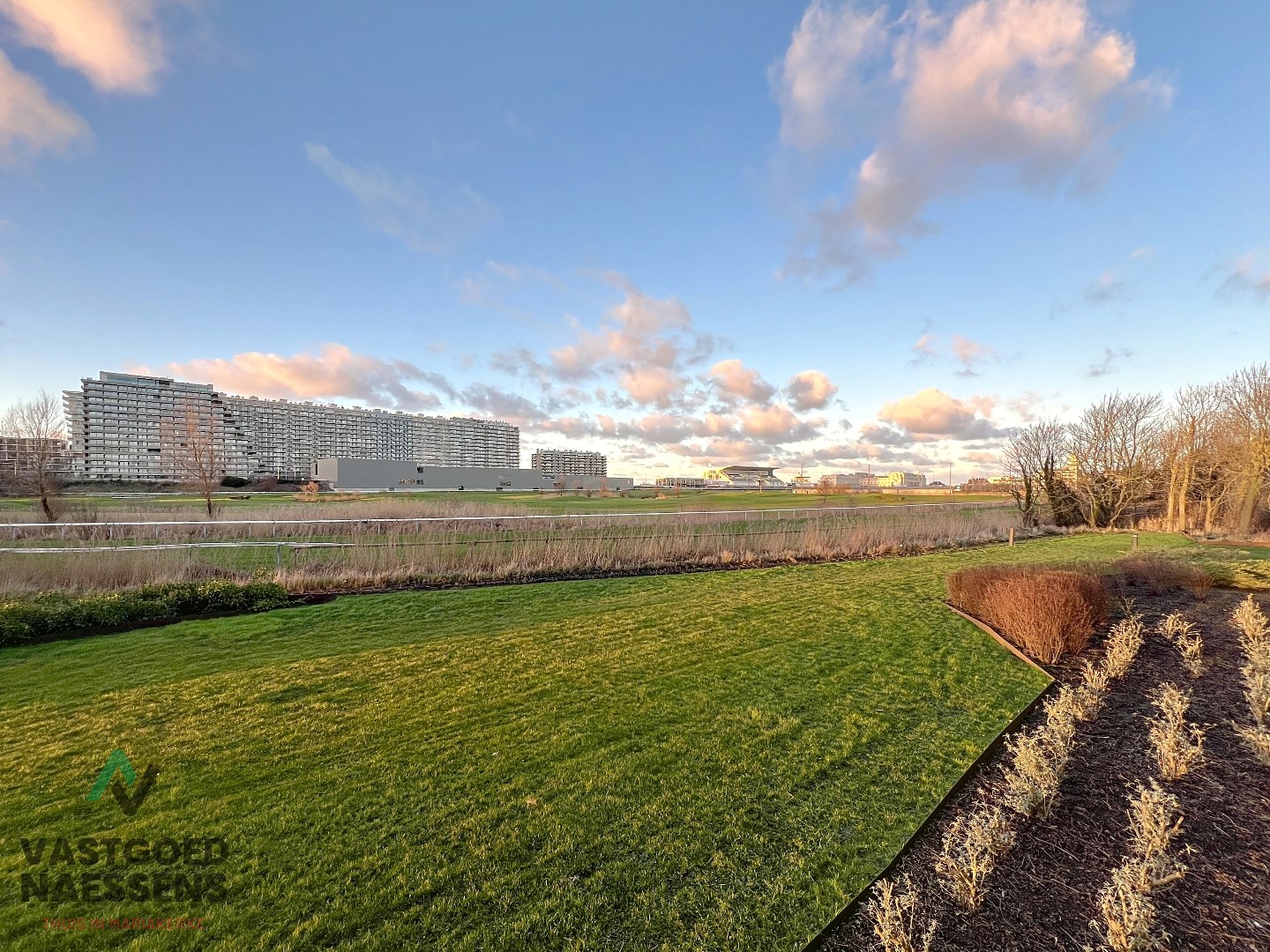 Magnifique appartement d'une chambre avec vue sur le golf et une terrasse ensoleillée. 