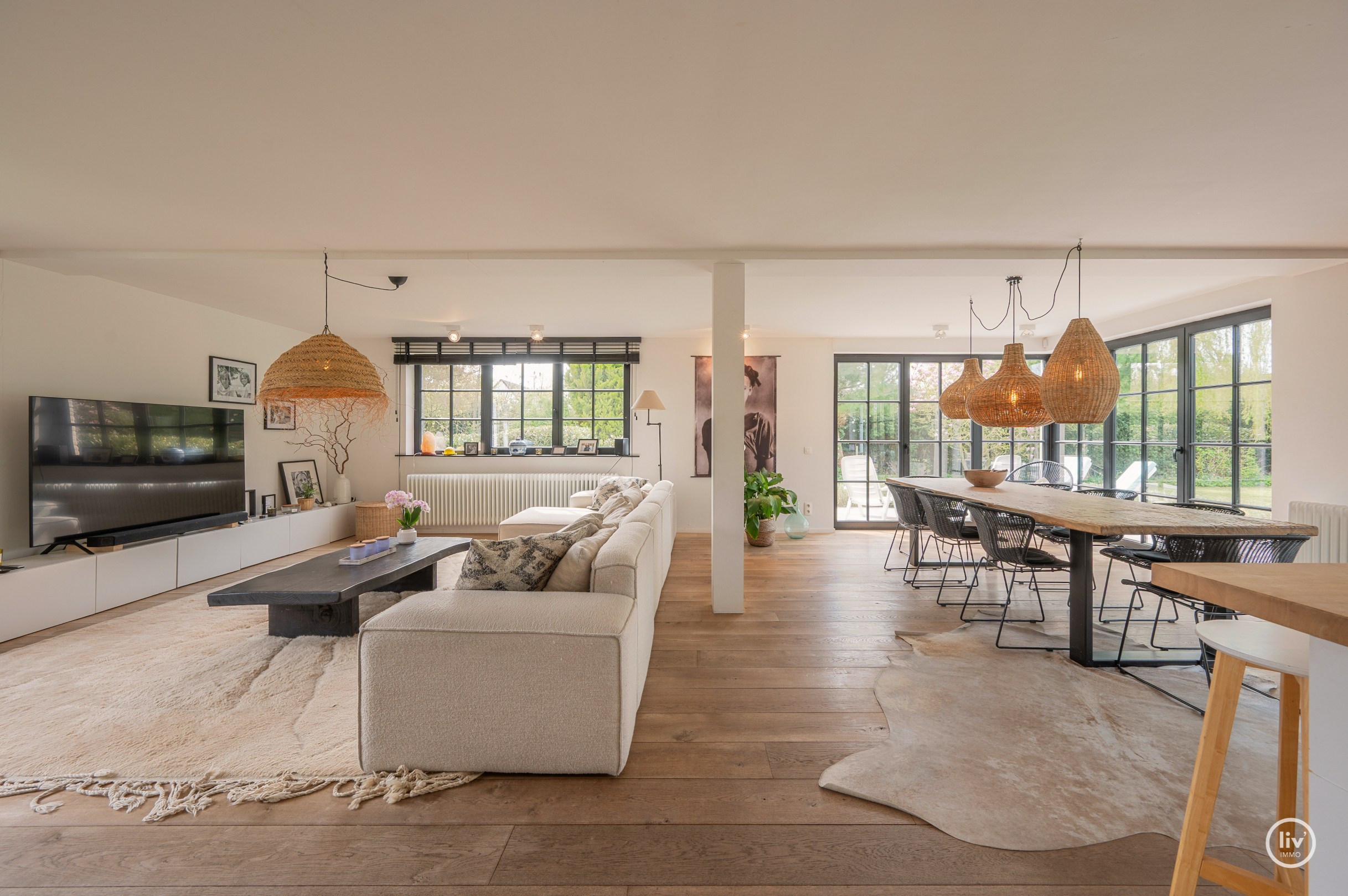 Prachtige vrijstaande villa rustig gelegen te Monikkendreef op een mooi perceel van 1000m2. 