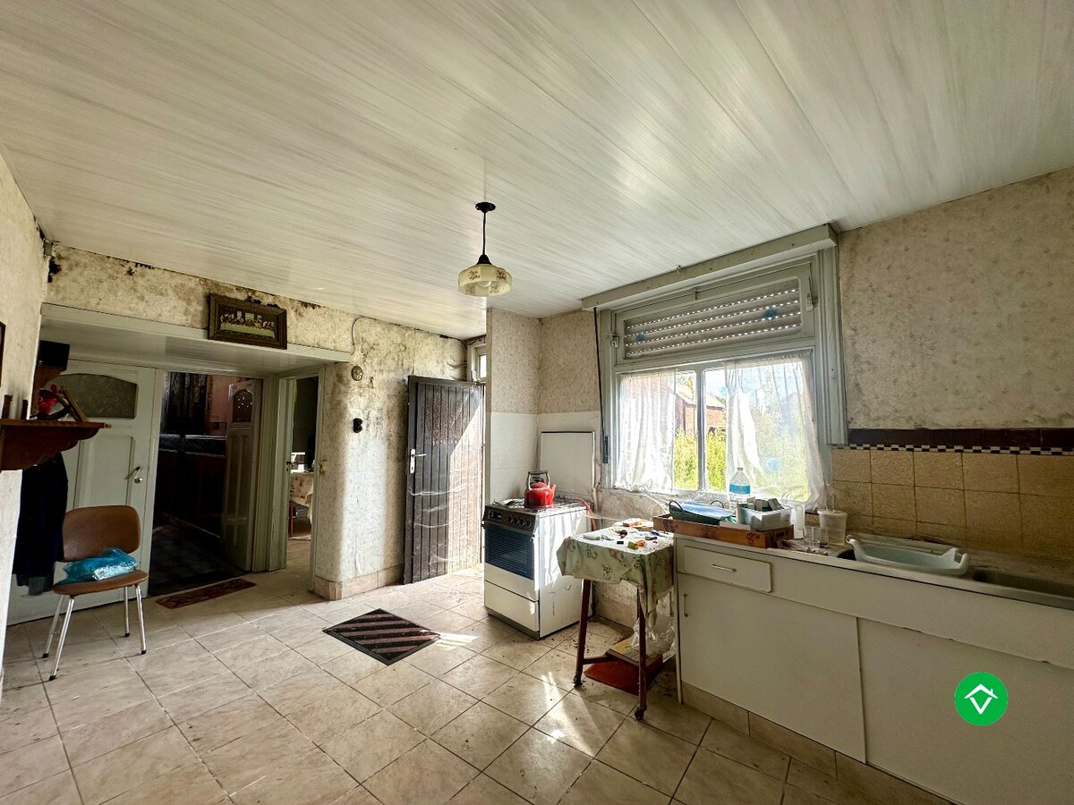 Te renoveren of te slopen woning op ruim perceel van 854 m² in Ichtegem - ideale opportuniteit voor wie wil bouwen of renoveren in een landelijke omgeving. 