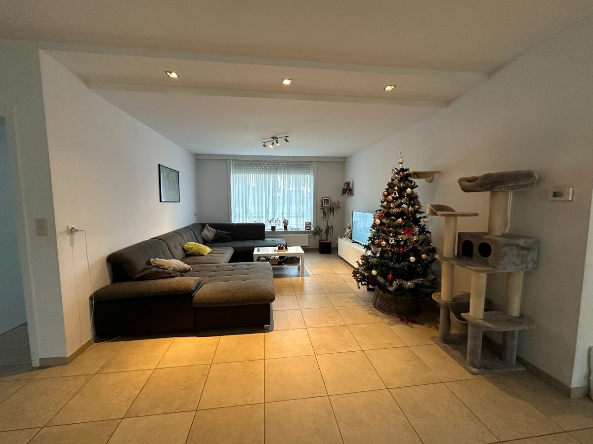 Volledig vernieuwde woning met dubbele garage 