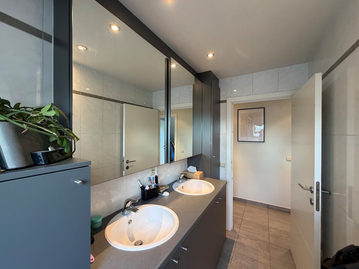Ruim en lichtrijk dakappartement te Asper. 