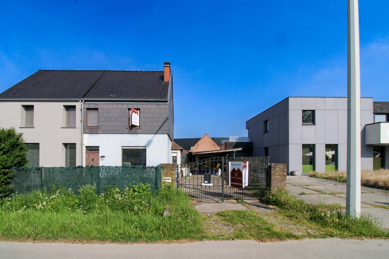 Unieke investeringskans: Halfopen bebouwing met garage, optie tot vijf slaapkamers en groot potentieel op toplocatie te koop in Waasmunster! 