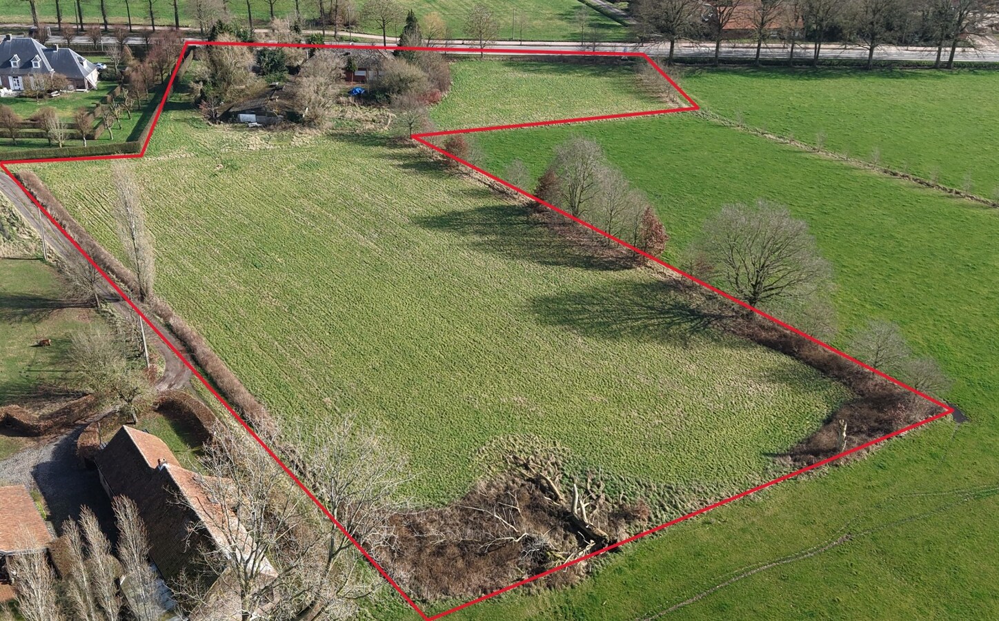 Unieke eigendom op 13.183 m² met te renoveren woning en vergunde stallingen 