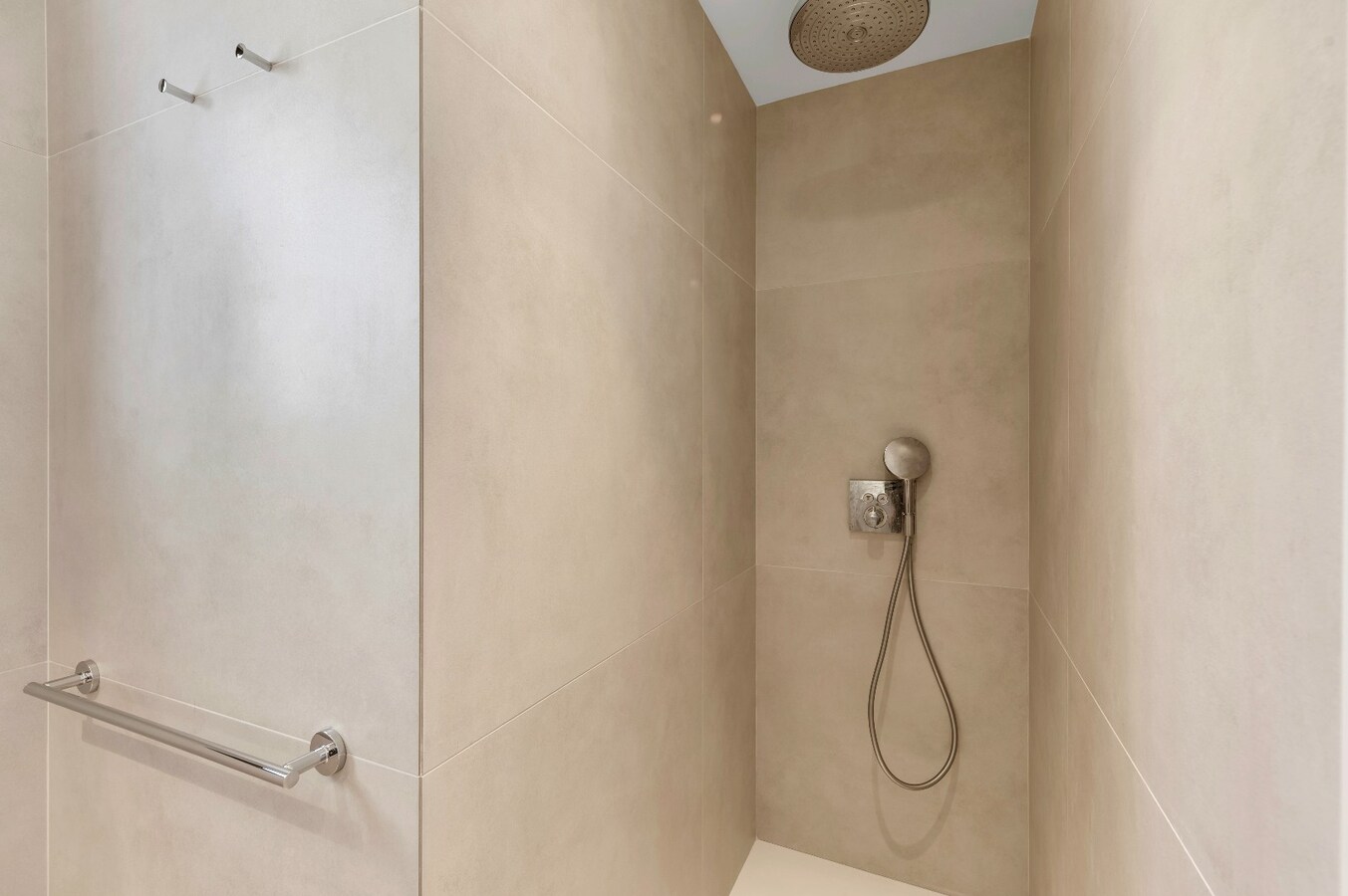 Een uitzonderlijke villa waar luxe, licht en panoramische waterzichten samenkomen. 