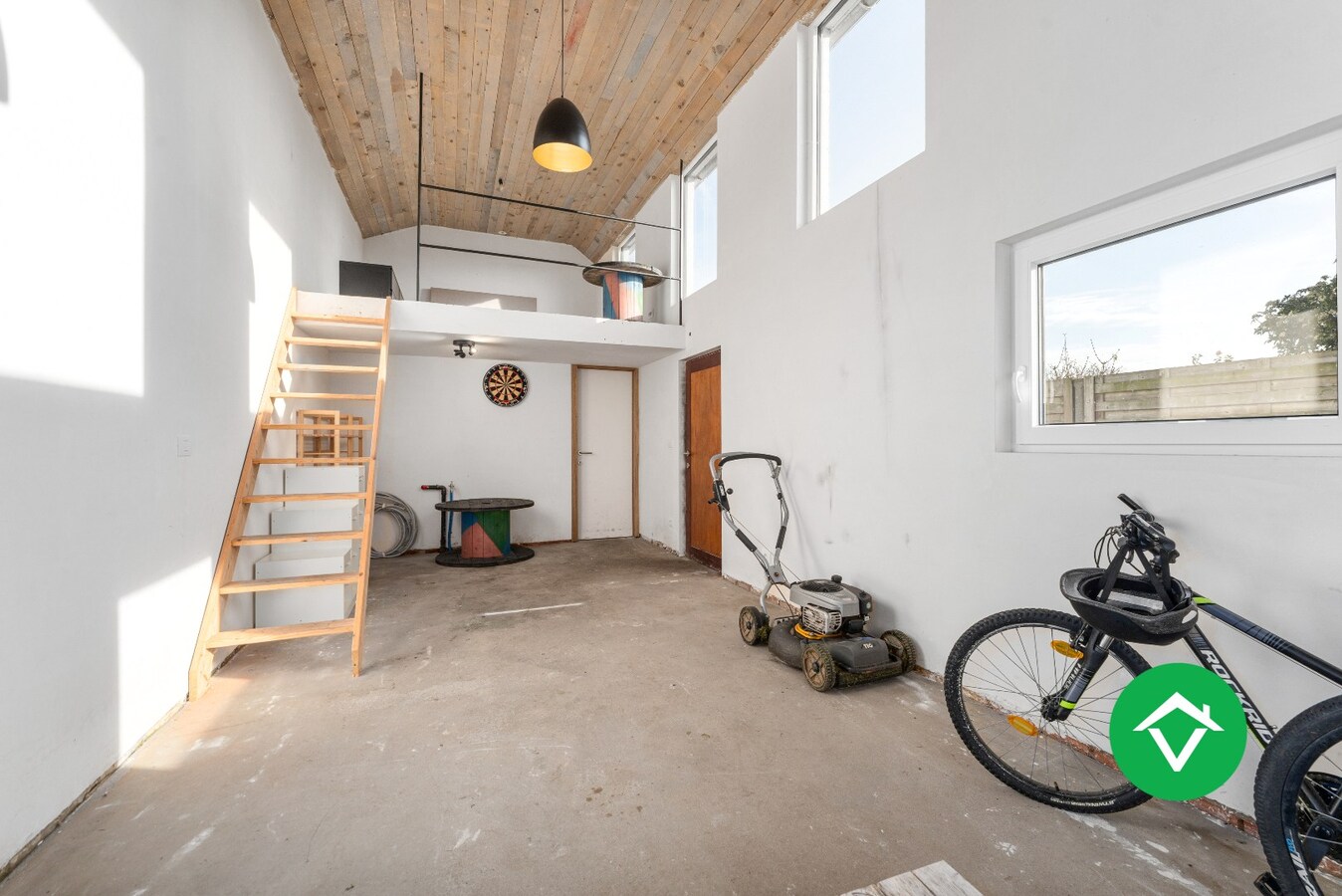 Volledig vernieuwde woning met 3 slaapkamers en bijgebouw in centrum Koekelare 