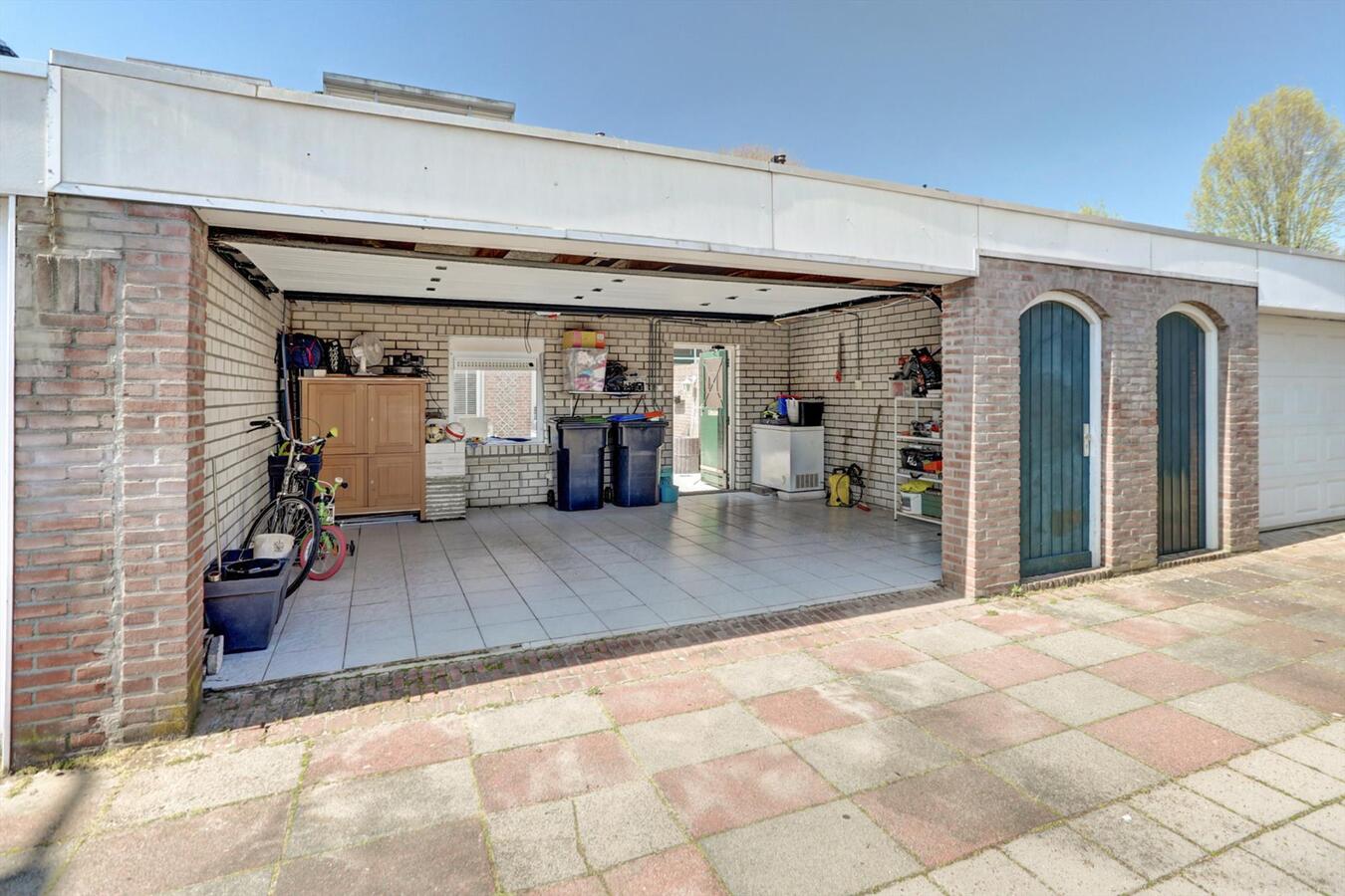 Tussenwoning met 4 slaapkamers en ruime garage van 6 x 5 m! 