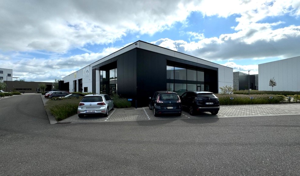Magazijn met kantoor te huur in Bollaarpark te Lier