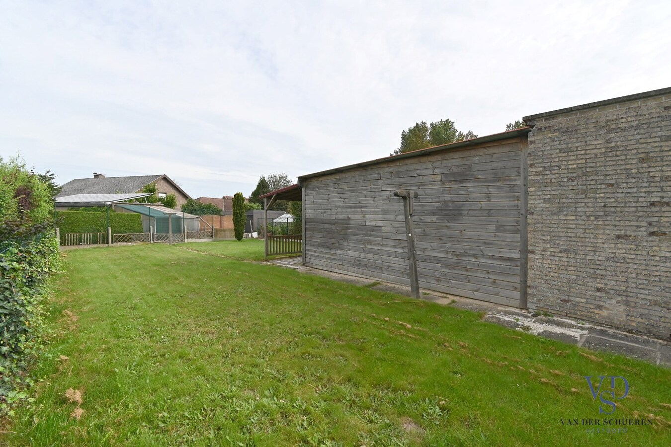 Bijzonder ruime, praktisch ingedeelde gezinswoning 