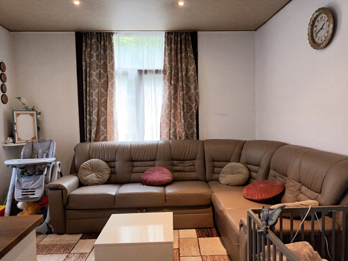 "Ruime en goed onderhouden stadswoning met tuin en 3 slaapkamers in Hasselt - Energielabel D en 2 parkeerplaatsen op perceel van 224 m²" 