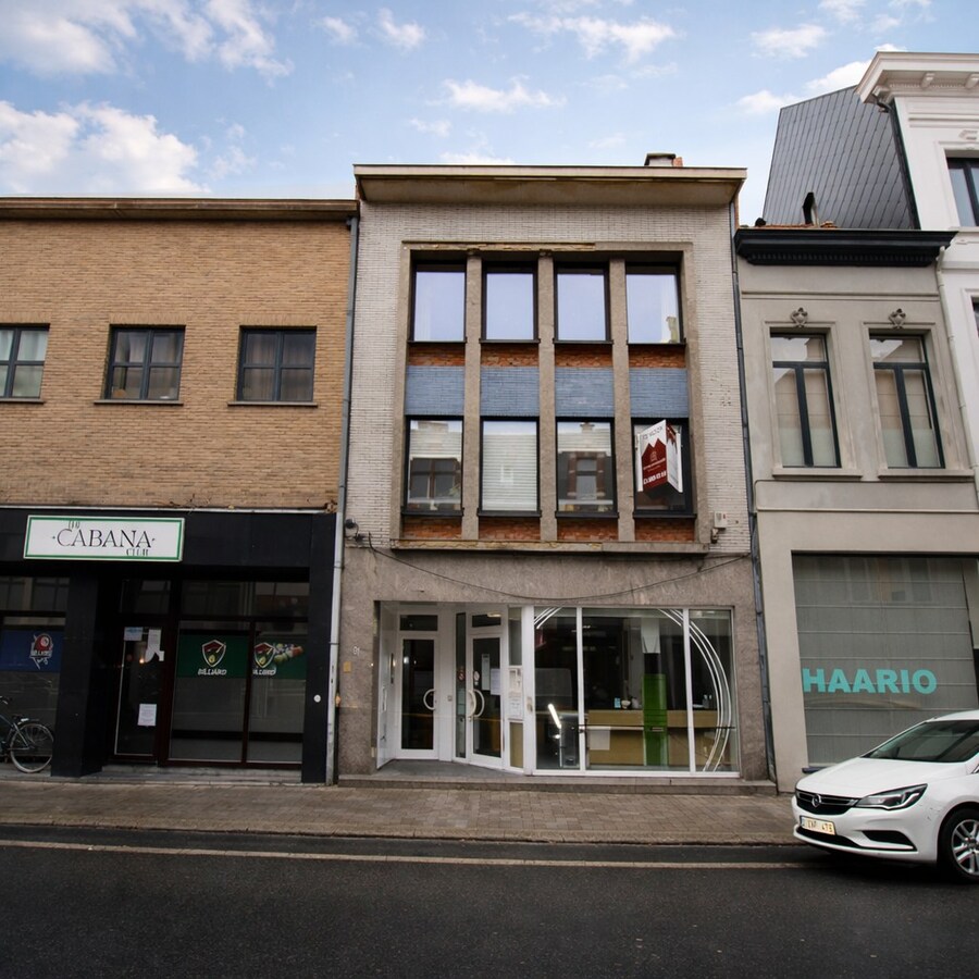 Uitzonderlijk ruim duplex appartement met extra zolderverdieping, tuin en dakterras op topligging in het centrum van Sint-Niklaas! 