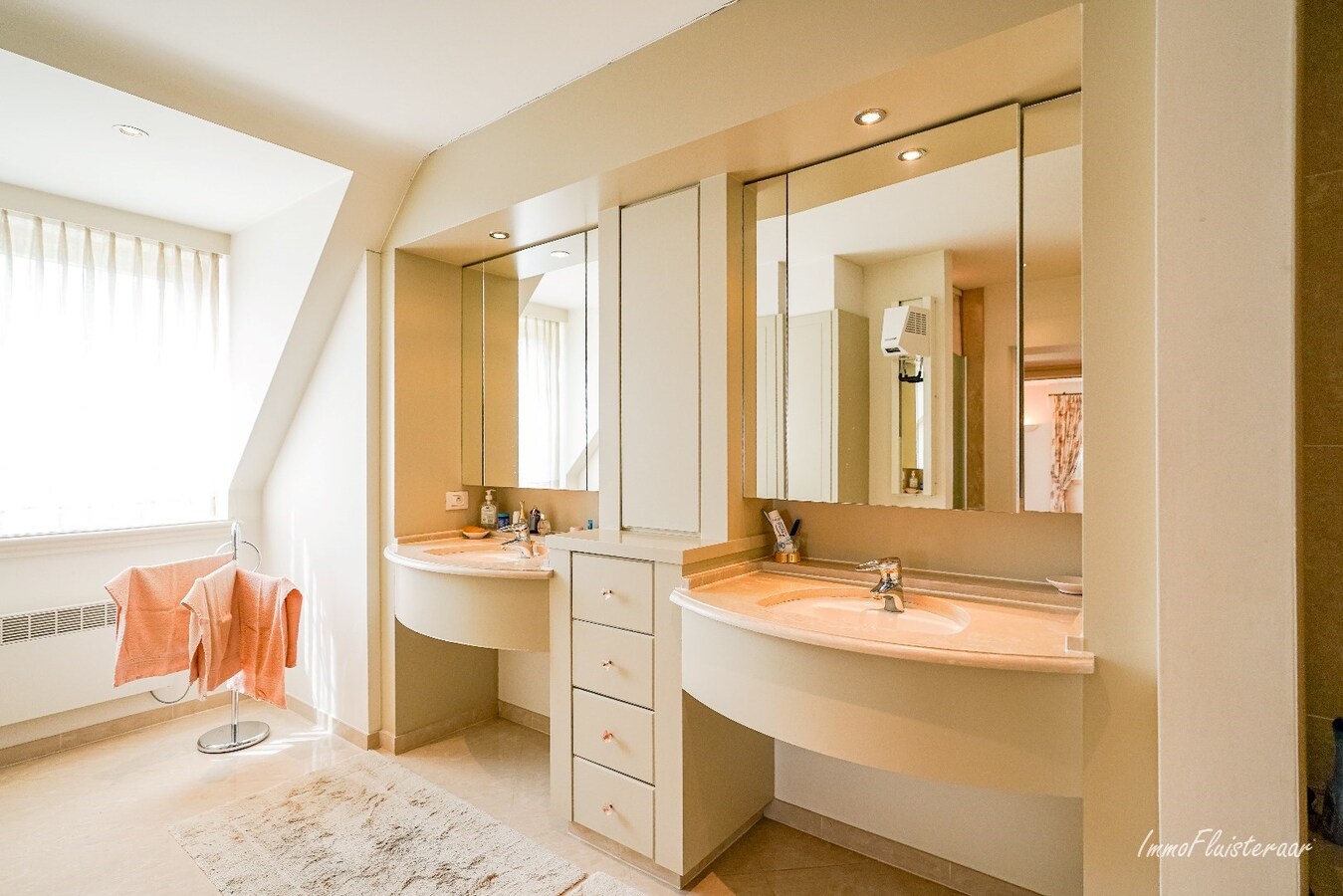 Royale, luxueuze villa met bijgebouwen op ca. 66a te Arendonk 