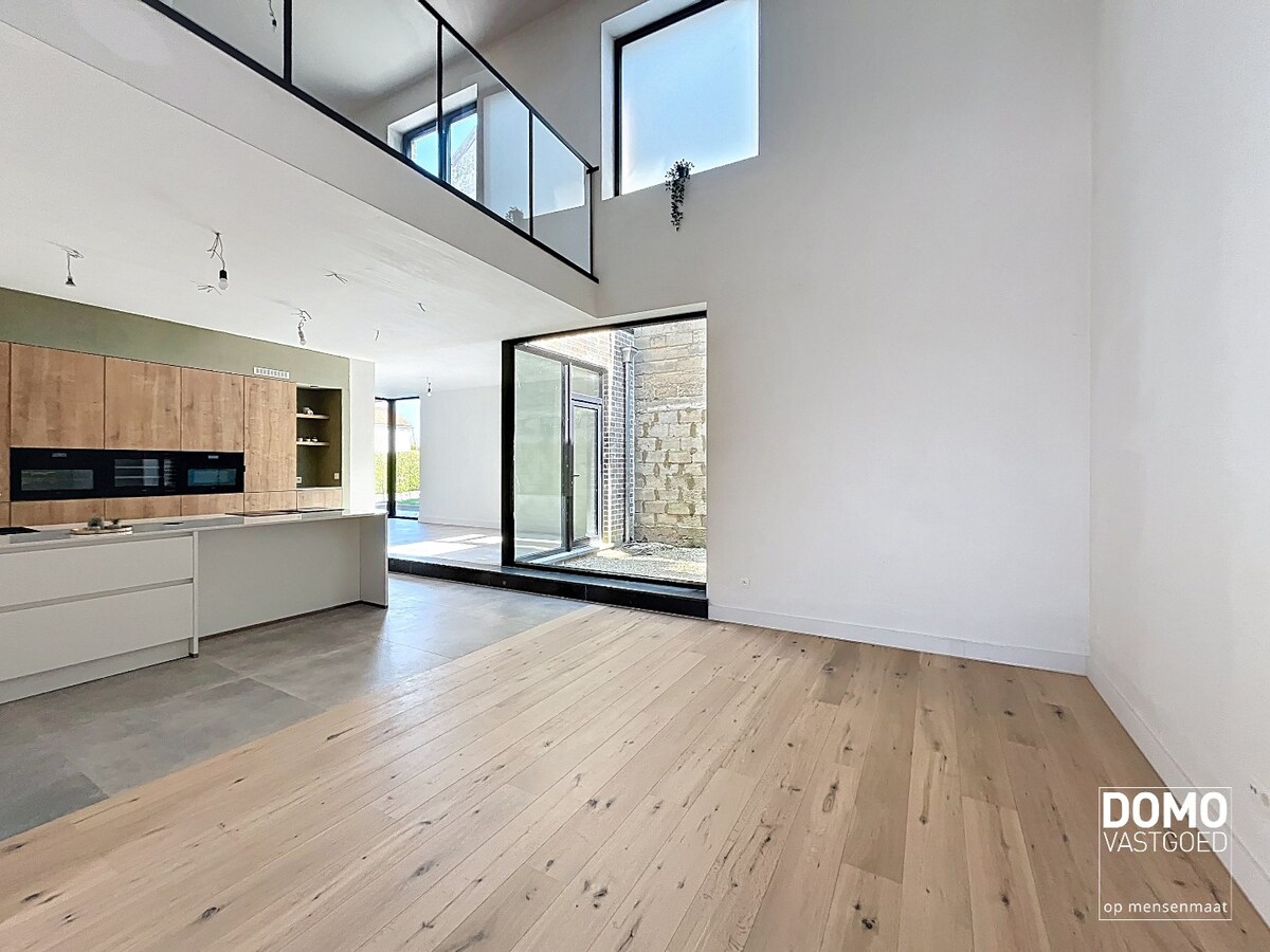 PRACHTIG GERENOVEERDE, LICHTRIJKE WONING MET 3 SLAAPKAMERS, 2 BADKAMERS, EEN ZONNIGE TUIN EN 2 PARKEERPLAATSEN TE GINGELOM (MIELEN-BOVEN-AALST) 