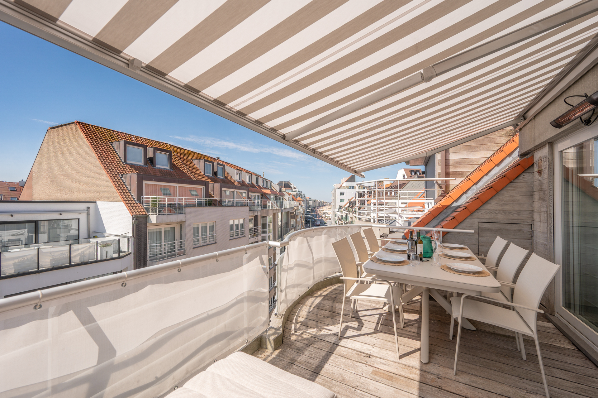 Exclusif duplex penthouse avec 3 chambres et terrasse ensoleillée, situé dans un emplacement de choix près de la place Rubens et de la mer. 