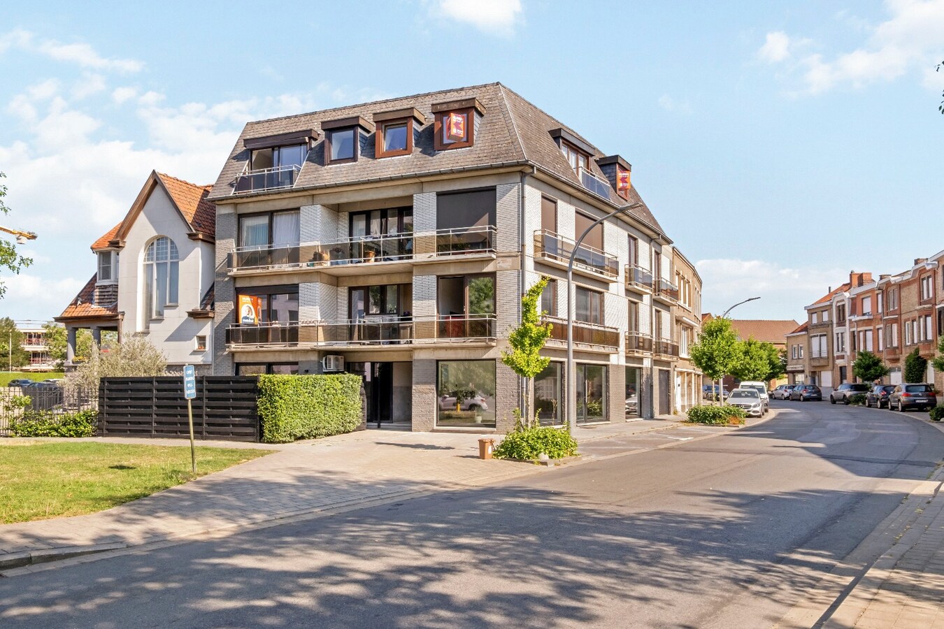 TOPLIGGING : Gelijksvloers appartement met 2 terrassen nabij de Leie te Kortrijk ! *** NONO INSPIRED *** 