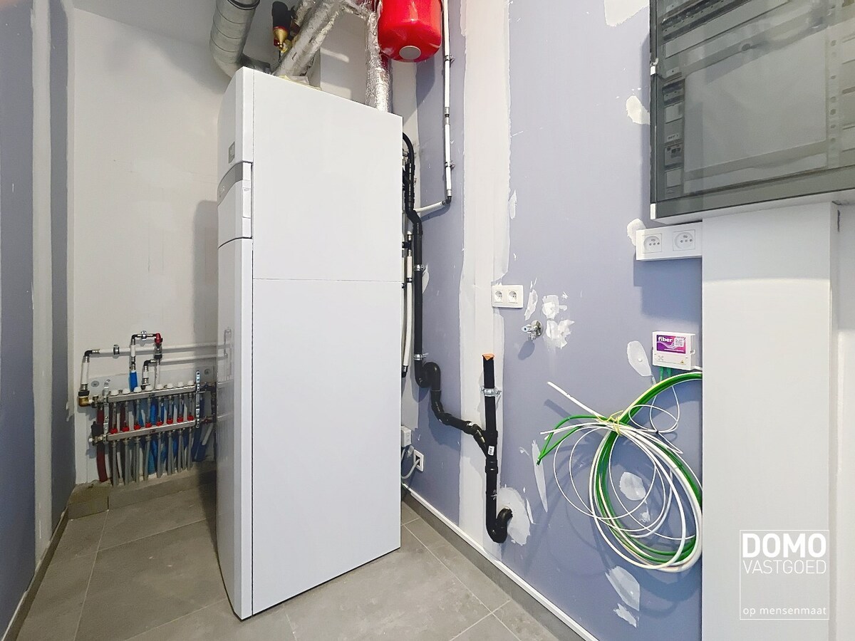 VOLLEDIG AFGEWERKT NIEUWBOUWAPPARTEMENT MET 2 SLAAPKAMERS, TERRAS, ONDERGRONDSE AUTOSTANDPLAATS EN KELDERBERGING IN RESIDENTIE "DE KWINT" TE ZONHOVEN 