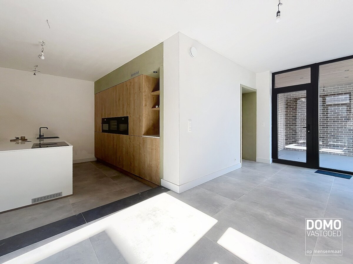 PRACHTIG GERENOVEERDE, LICHTRIJKE WONING MET 3 SLAAPKAMERS, 2 BADKAMERS, EEN ZONNIGE TUIN EN 2 PARKEERPLAATSEN TE GINGELOM (MIELEN-BOVEN-AALST) 