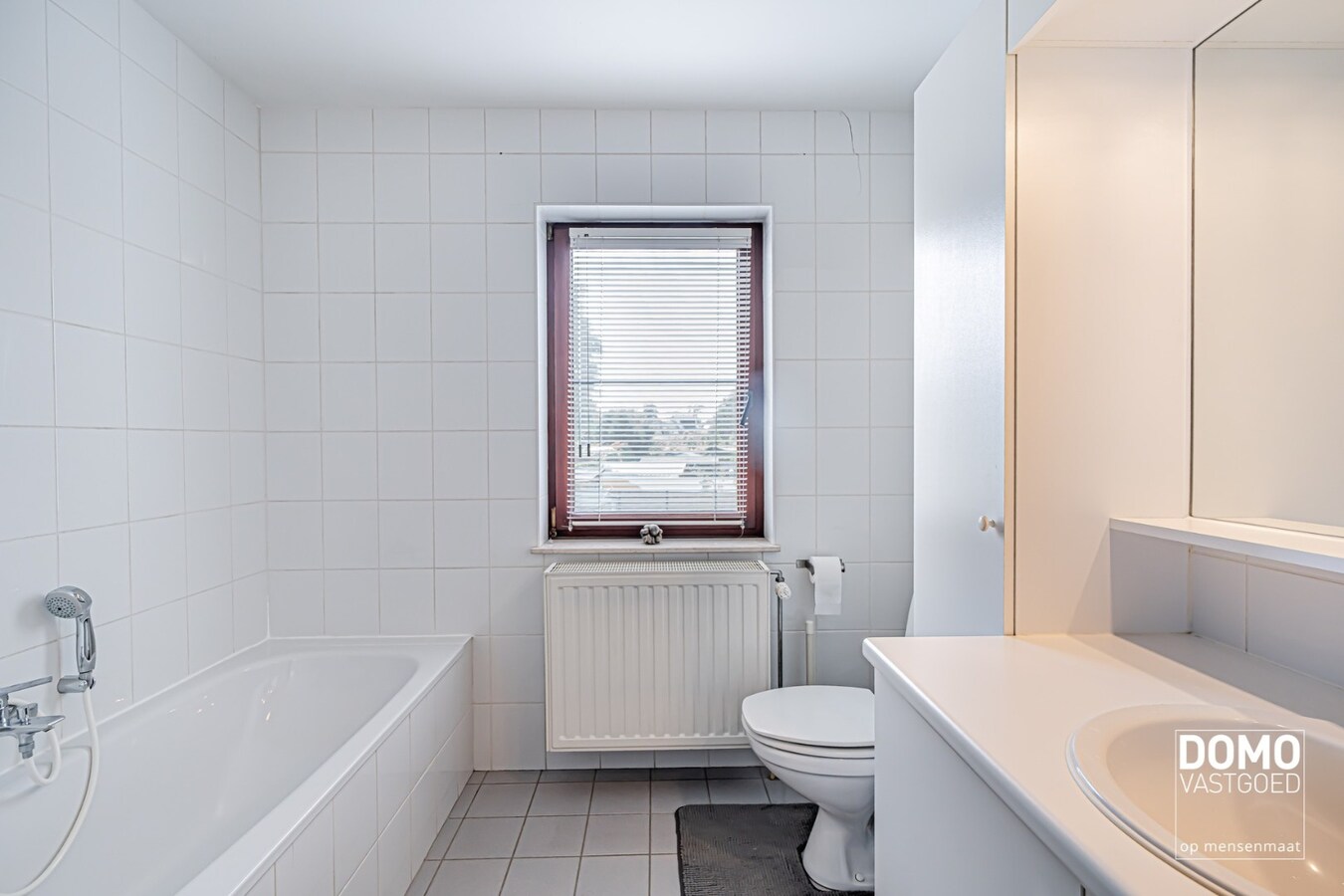 ZUIDWESTELIJK GEORIËNTEERDE DOORZONWONING MET LICHTRIJKE AANBOUW, GEZELLIGE TUIN EN RUIME GARAGE TE KURINGEN (HASSELT) 