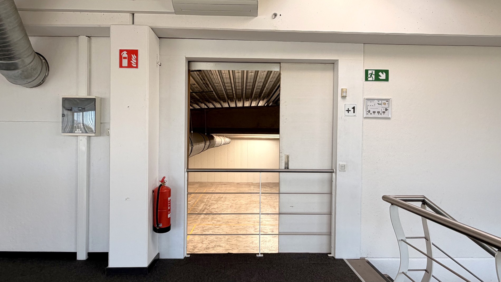 Magazijn met laadkade en kantoren te huur aan E17 in Kruibeke