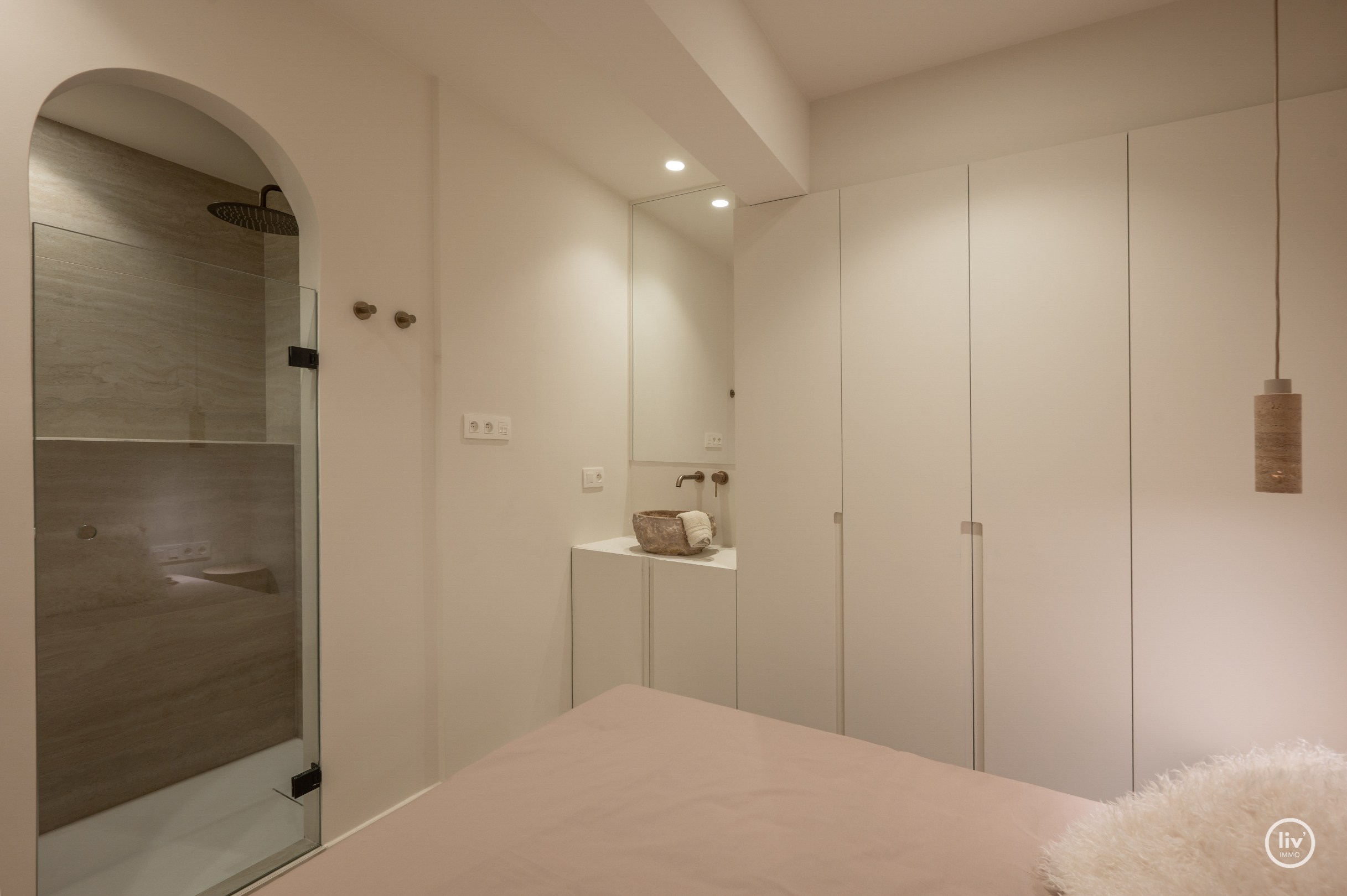 Luxueus volledig gerenoveerd 3 slaapkamer appartement te Lippenslaan gelegen op wandelafstand van het Albertstrand. 